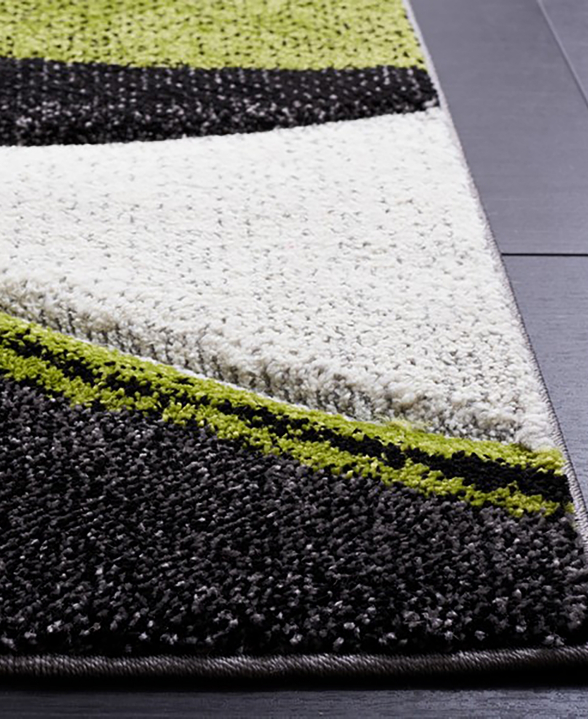 Safavieh Hollywood HLW766Y 4'x6' Area Rug -Green