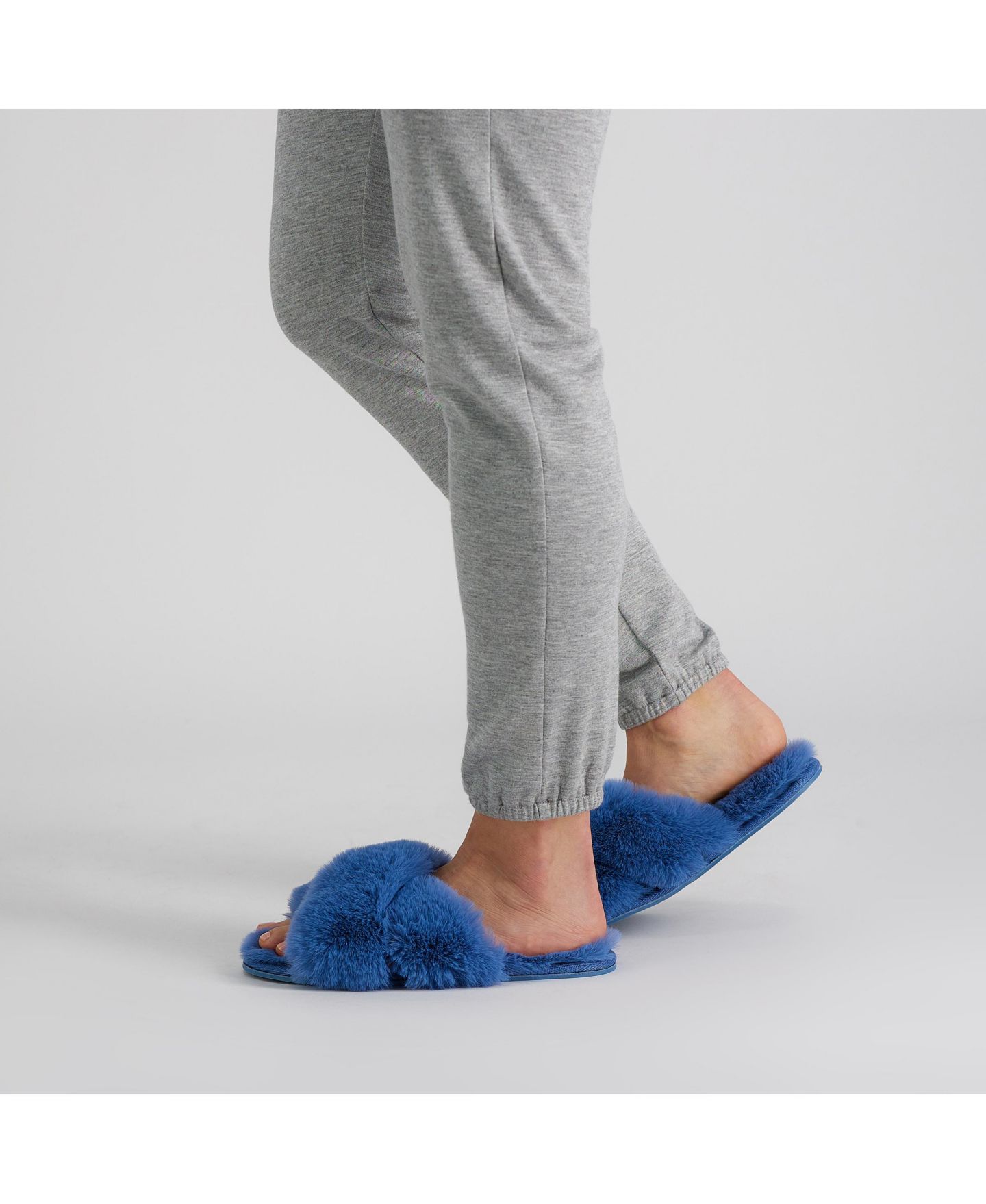 Женские тапочки Jessica Simpson Extra Soft High Plush Cross Band Slide Slippers, цвет: Синий — фото 2