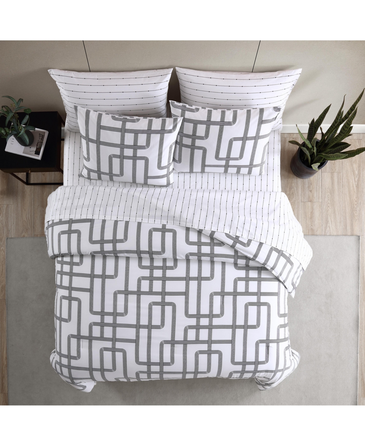 City Scene Mainline Microfiber& White 3 Piece Comforter Set-Full/Queen - Black/white