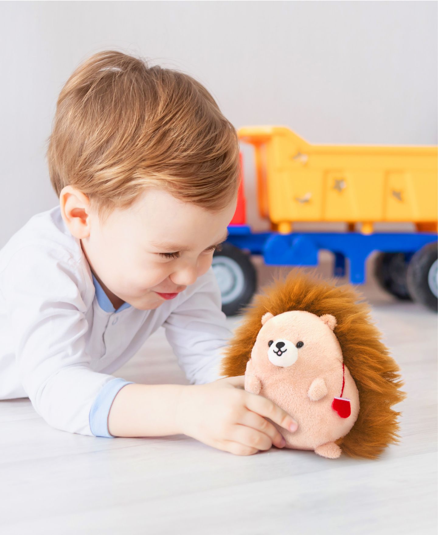 Детская мягкая игрушка Geoffrey's Toy Box 6" Winter Hedgehog with Mitts Plush Toy — фото 4
