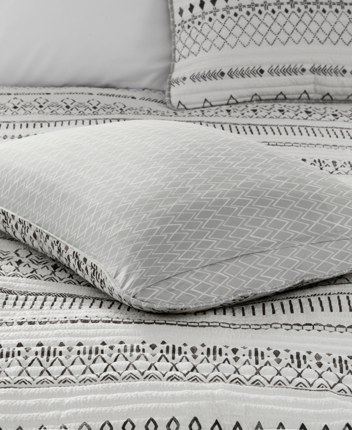 Madison Park Fraser 3 Piece Reversible Printed Microfiber Seersucker Quilt Set, -Black