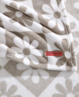 Daisy Check Ultra Soft Plush Fleece Throw, 70" X 50"