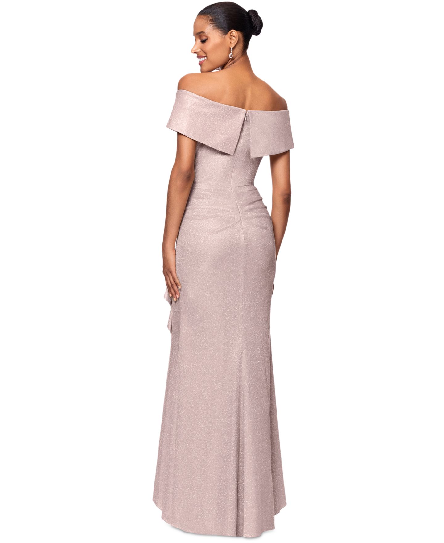 Женские платья XSCAPE Metallic Off-The-Shoulder Ruffled Gown, цвет: Пудровый / Серебряный — фото 4