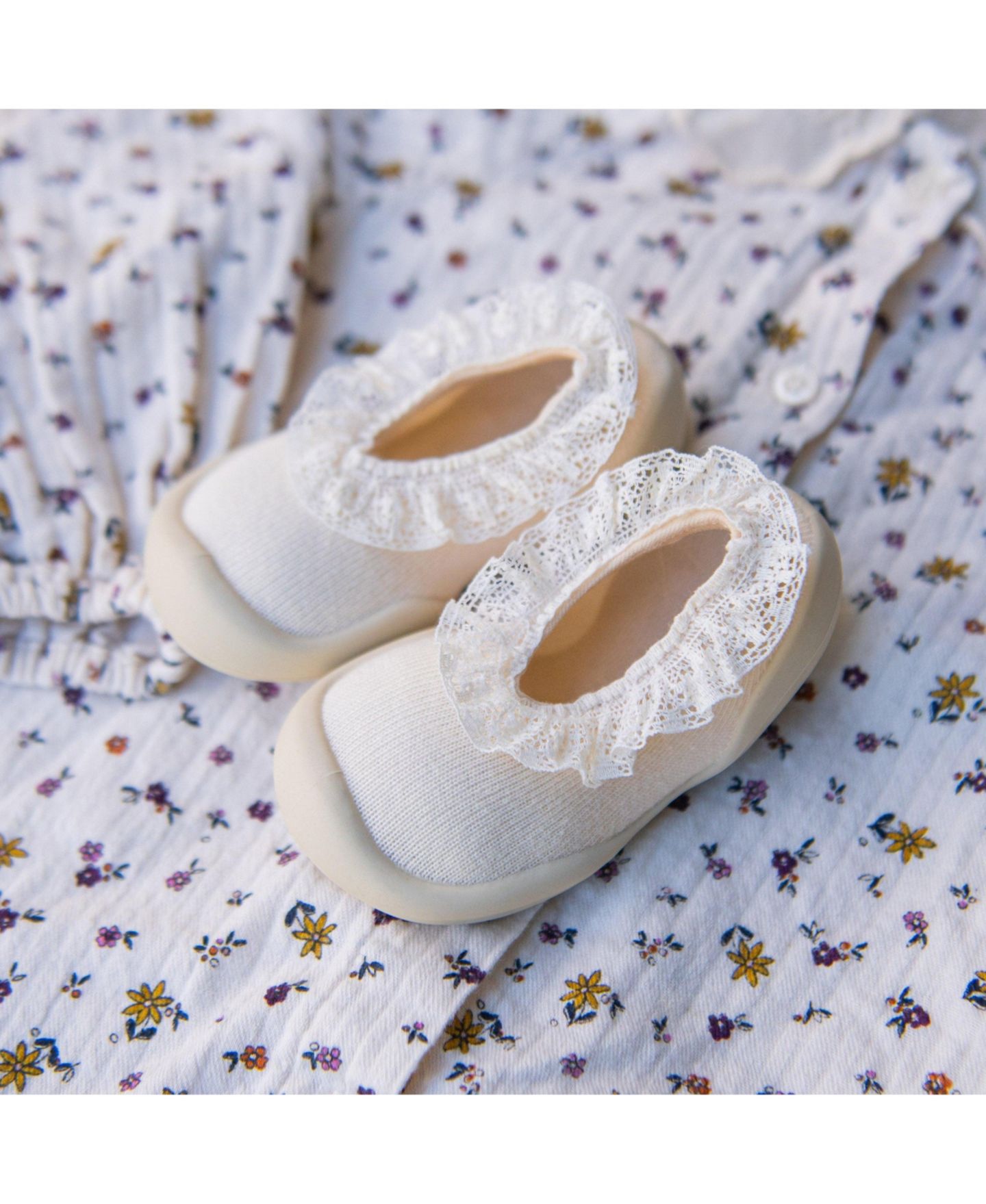 Обувь Komuello First Walk Sock Shoes Flat - Sweet Latte Lace для девочек-малышей, цвет: Светлый бежевый — фото 12