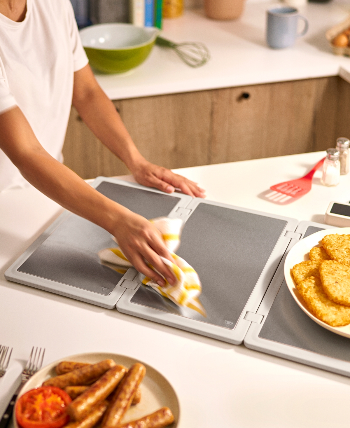 Bella Fold And Store Foldable Electric Warming Tray In Oatmilk