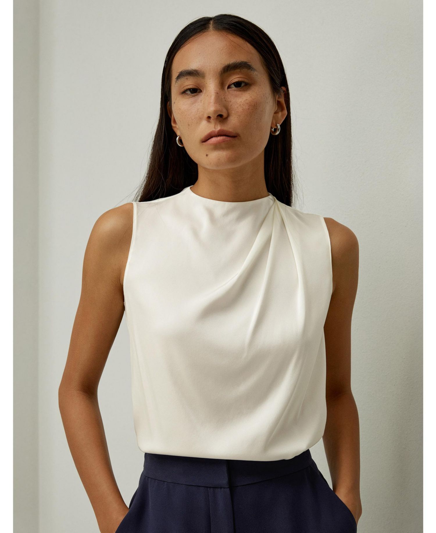 Women's Sleeveless Minimalist Regular Fit Silk Top