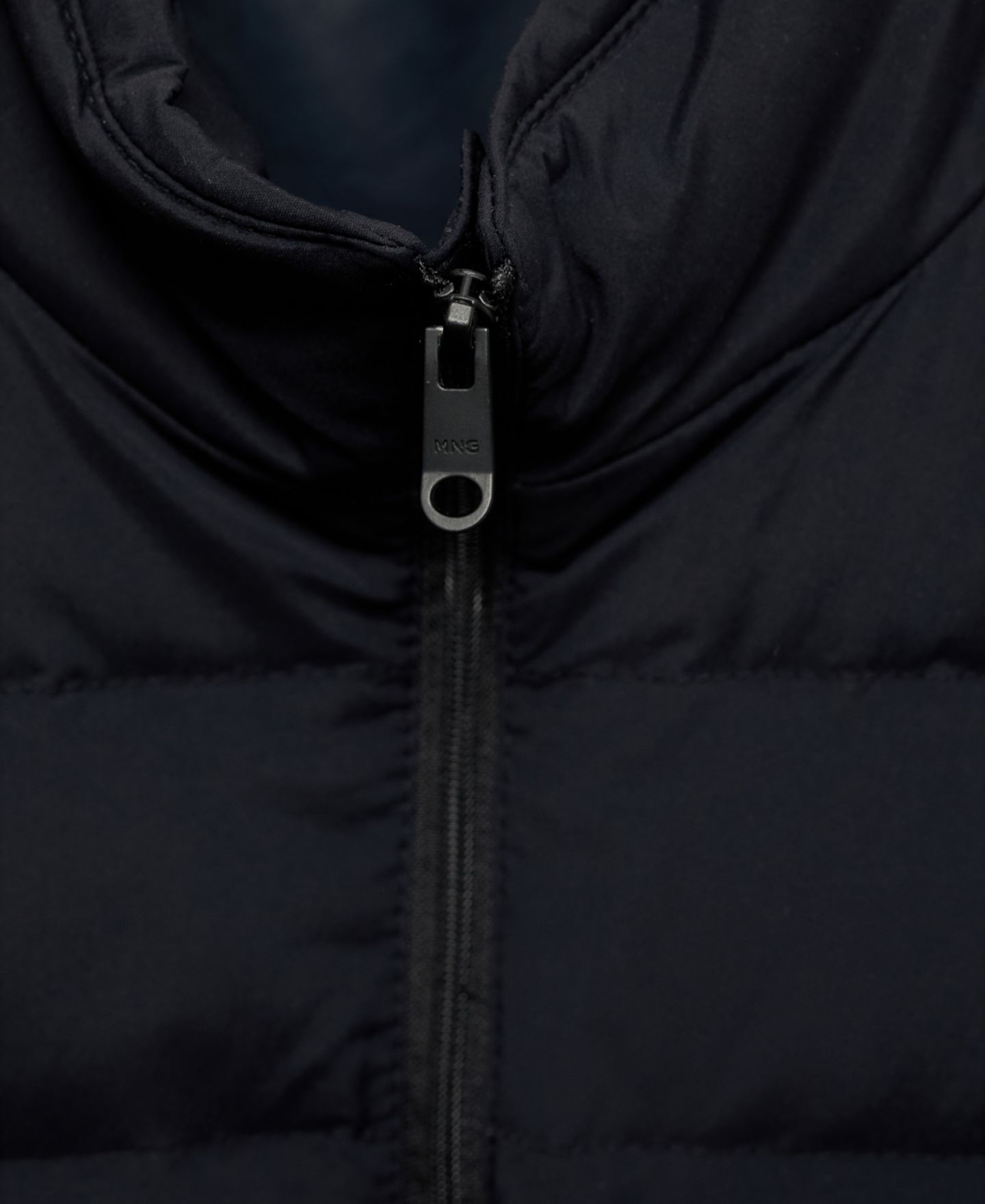 Мужской жилет MANGO Down And Feather Quilted Vest, цвет: Тёмный тёмно-синий — фото 3