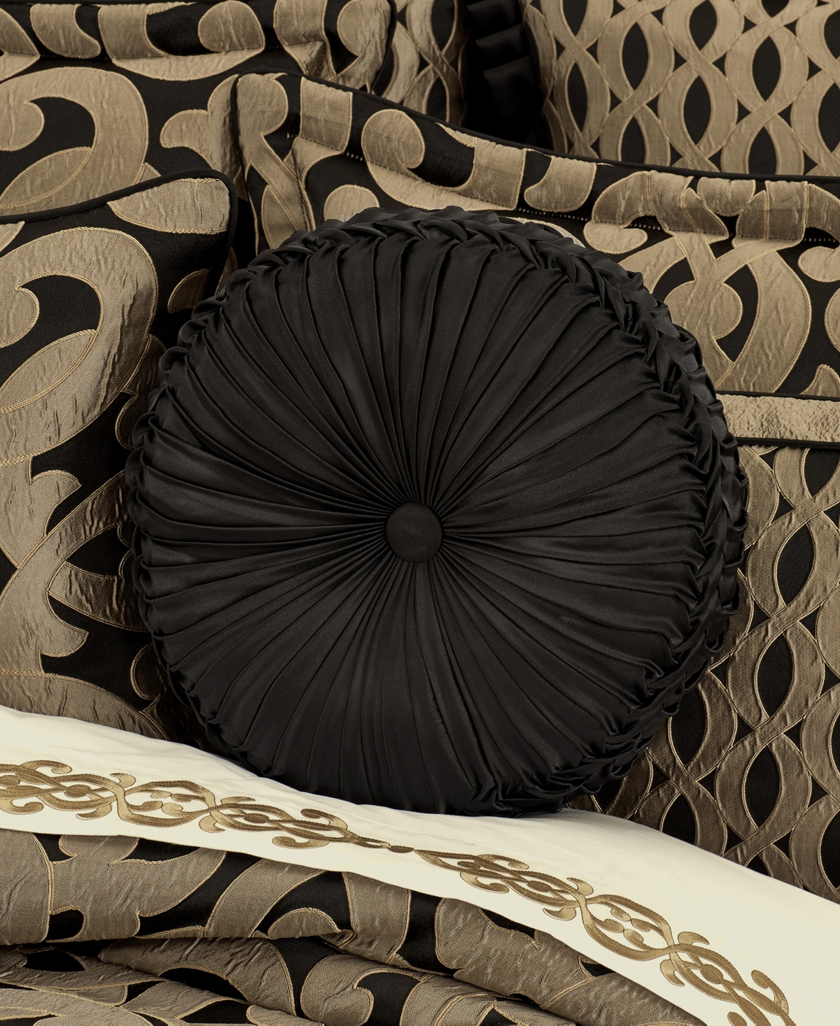 J Queen New York La Boheme Tufted Decorative Pillow, 15" Round In Onyx