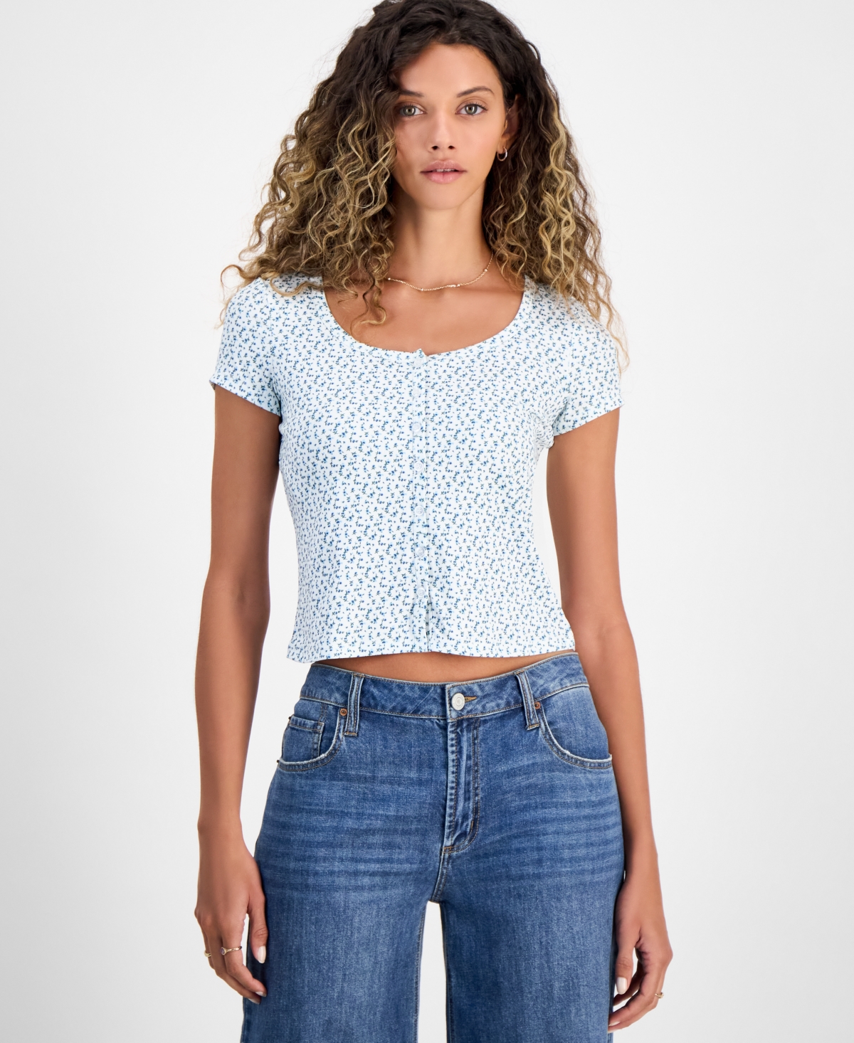 Just Polly Juniors' Ditsy Floral Button-front Top In Ivory,baby Blue Floral
