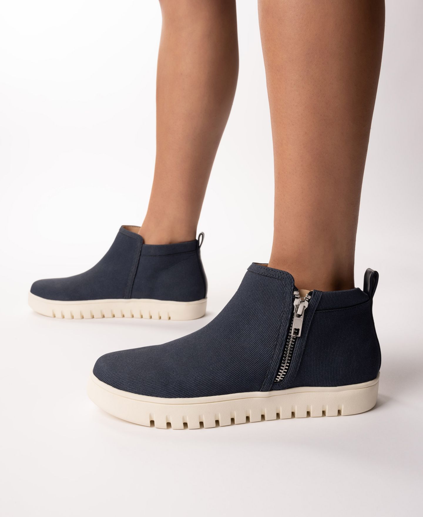 Женские кроссовки Journee Collection Alita Platform Slip On, цвет: Чёрный — фото 6