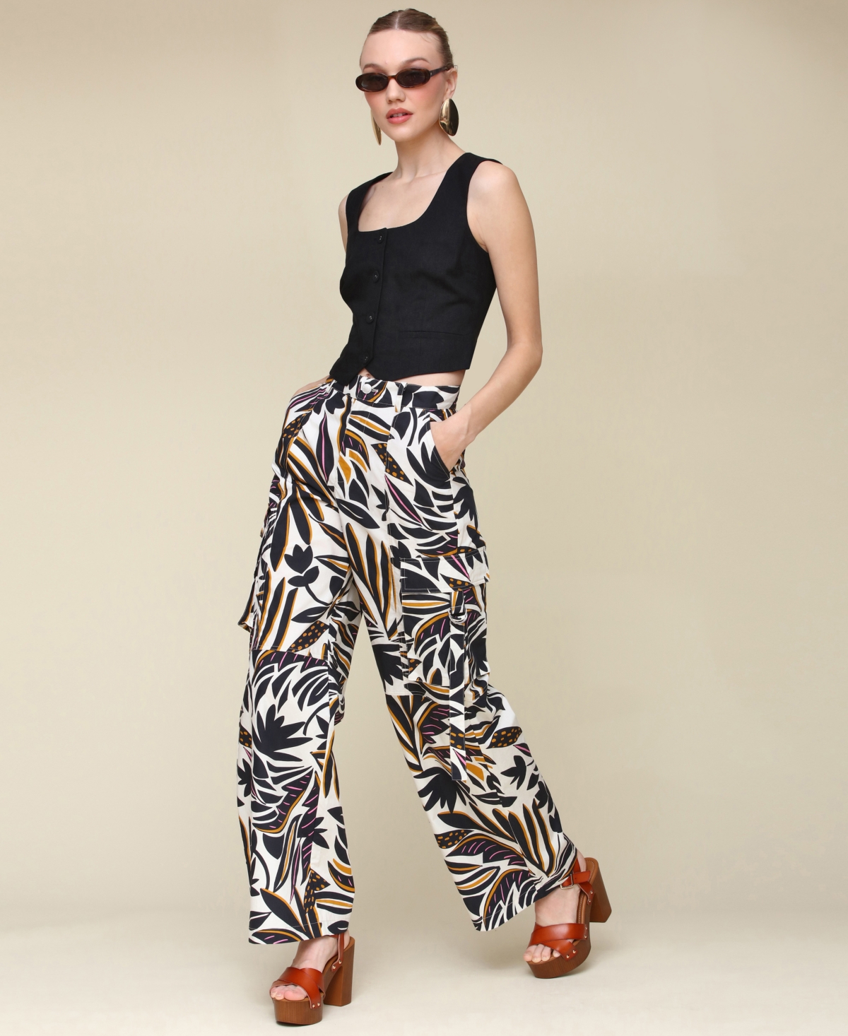Avec Les Filles Womens Linen Blend Cropped Vest Printed Linen Blend Cargo Pants In Bali Garden