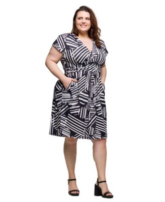 Plus Size Cap Sleeve V-Neck Knee Length Pocket Dress