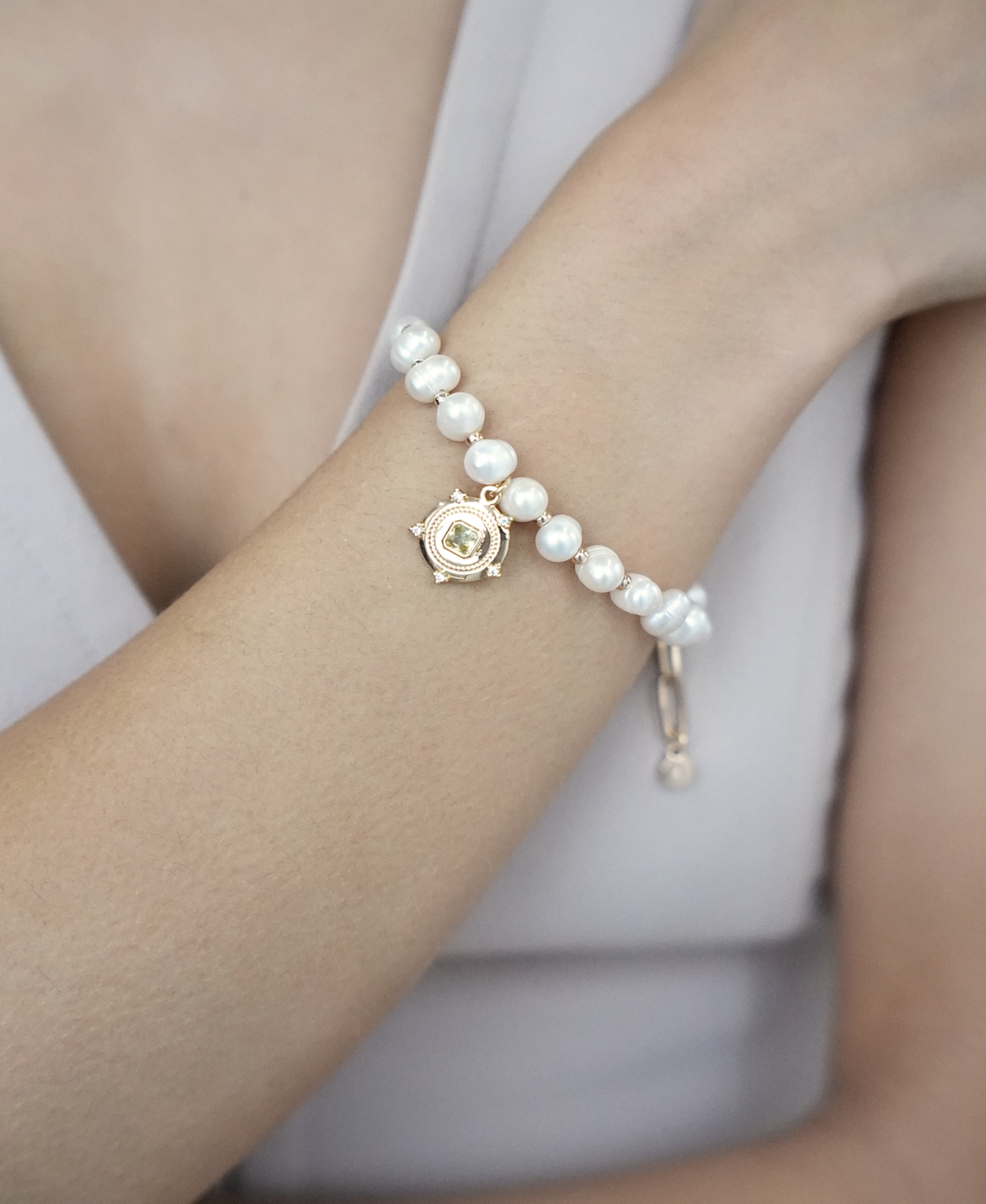Ettika Eternal Gleam Mother Of Pearl Chain Bracelet In Peridot