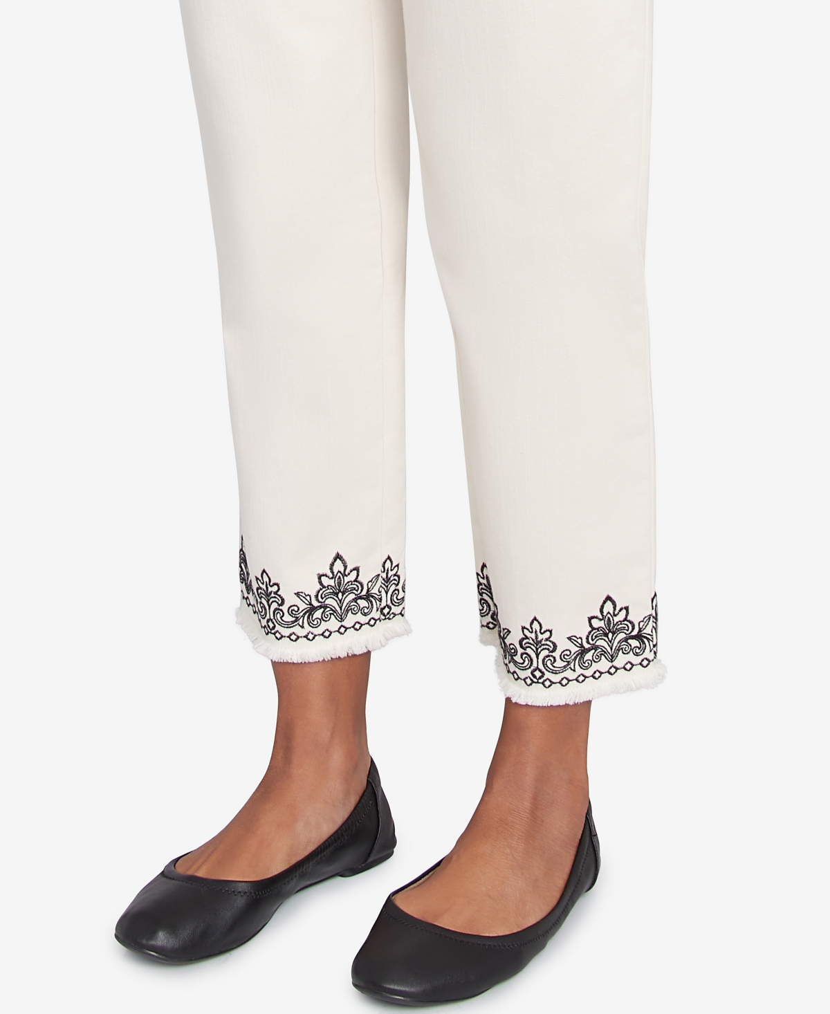 Alfred Dunner Plus Size Natural Instinct Classic Cuffed Medallion Pull On Ankle Pants In White