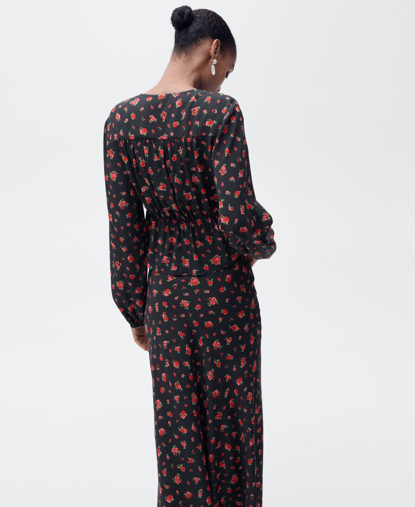 Женская блузка Mango Ruffled Floral, цвет: Чёрный — фото 2