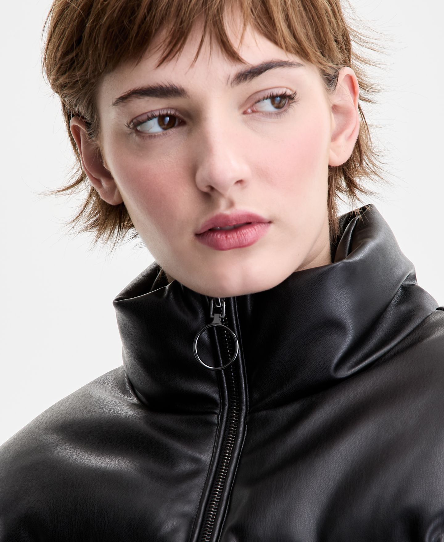 Женская куртка CoffeeShop Juniors' Cropped Faux-Leather Puffer, цвет: Чёрный — фото 5