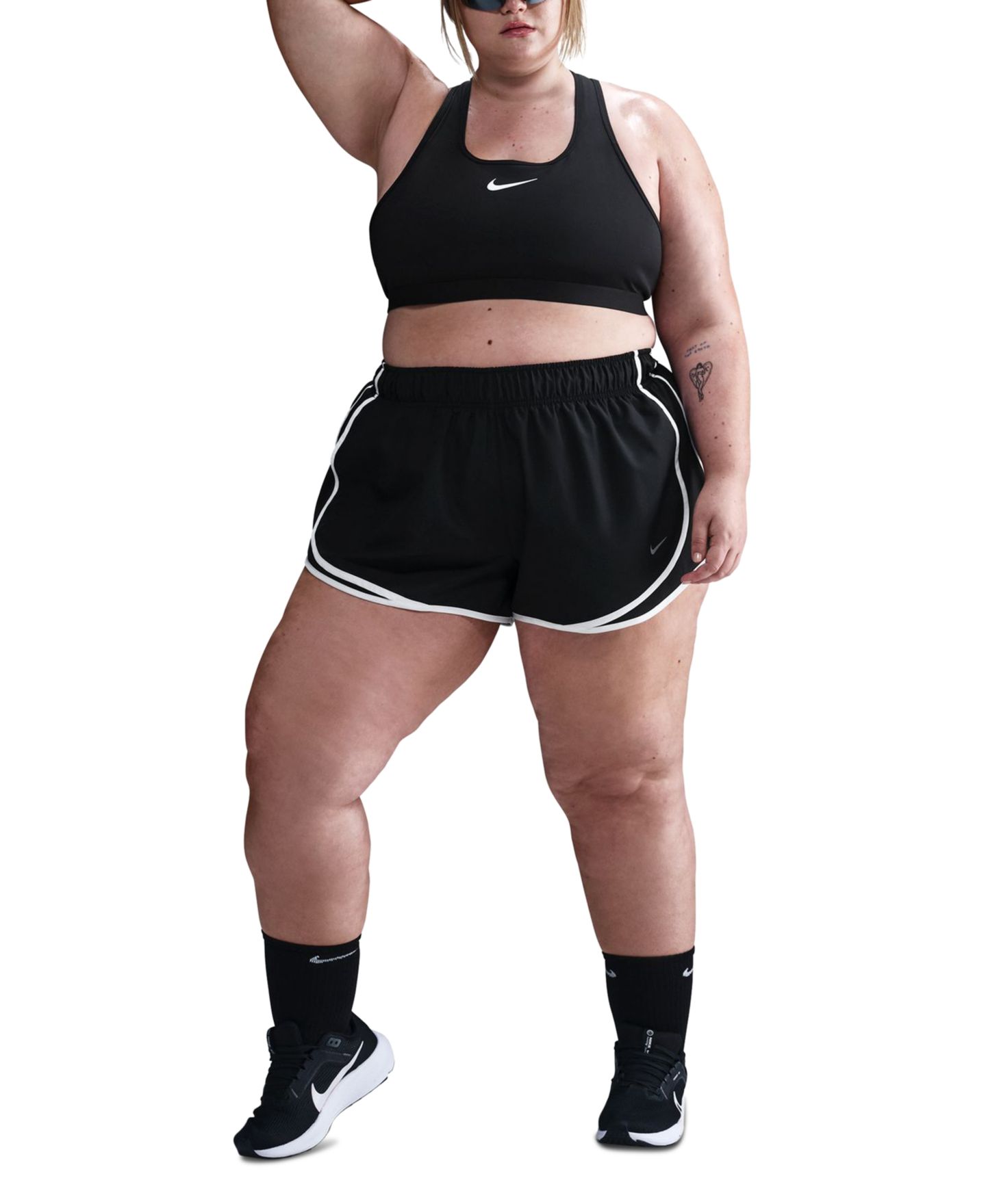Женские шорты Nike Plus Size Tempo Dri-FIT Mid-Rise Brief-Lined Running, цвет: Чёрный / Белый — фото 1