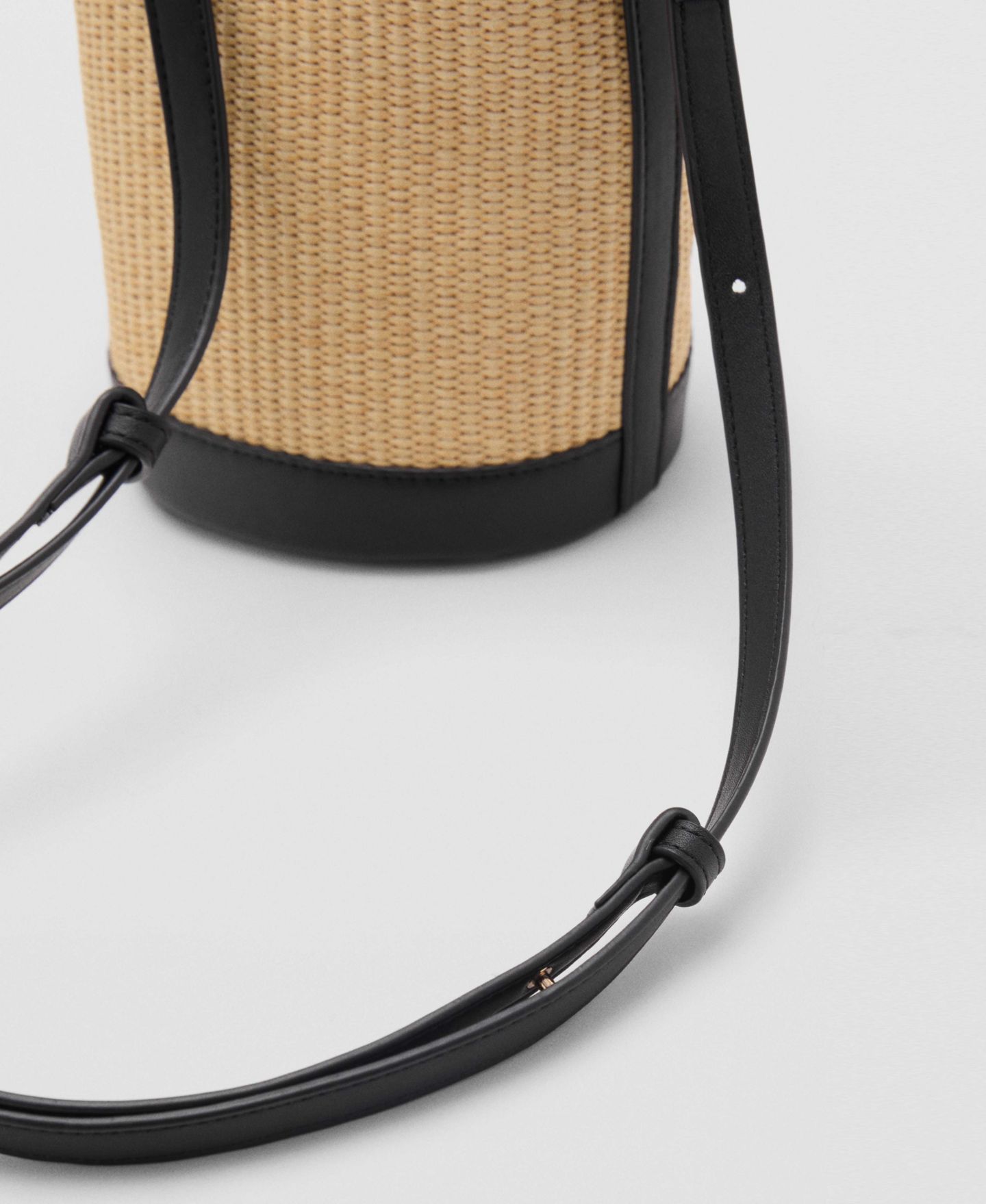 Женская сумка MANGO Small Raffia-Effect Bucket, цвет: Чёрный — фото 4
