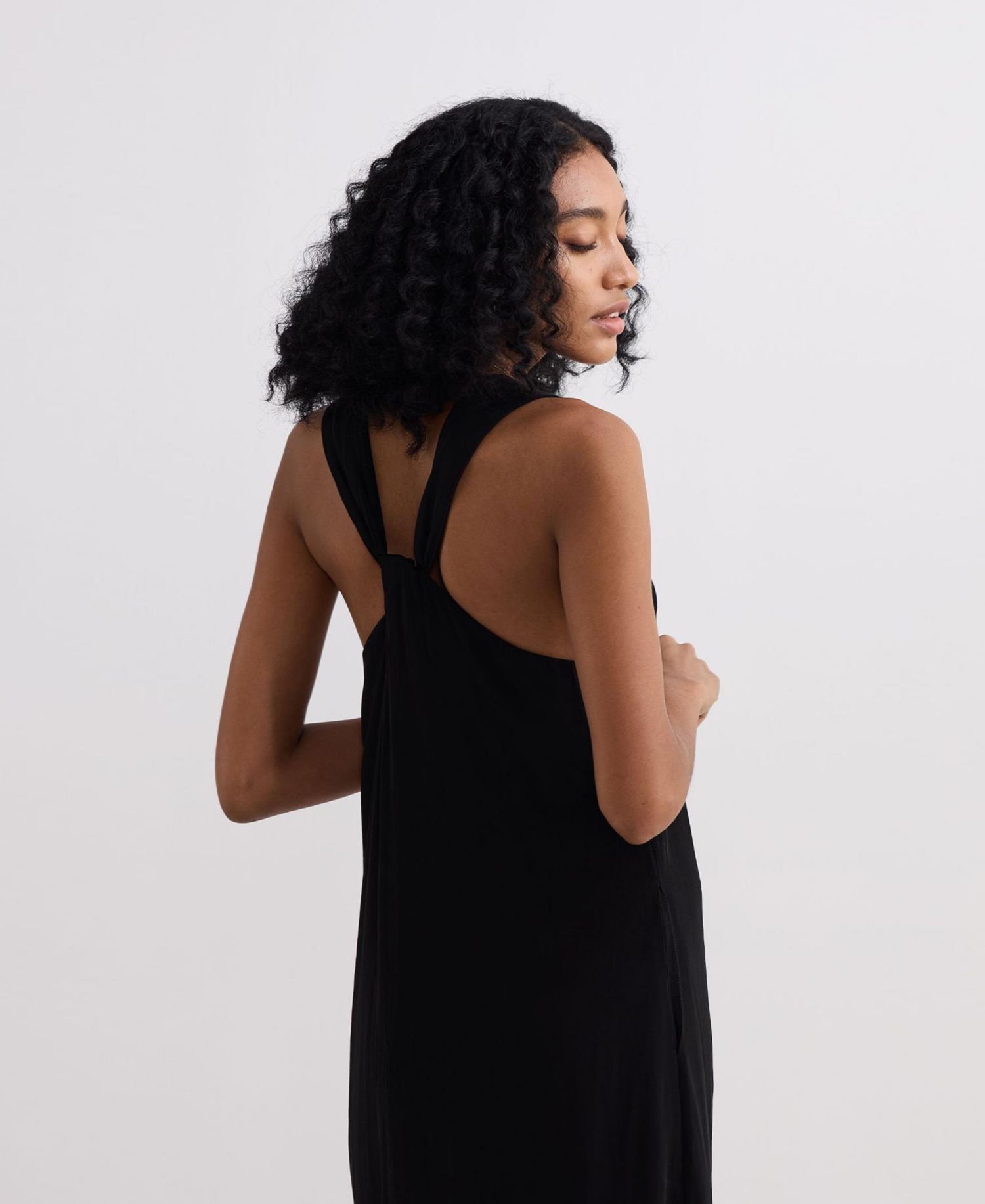 Women's Crossed in Chic Sleeveless Maxi Dress