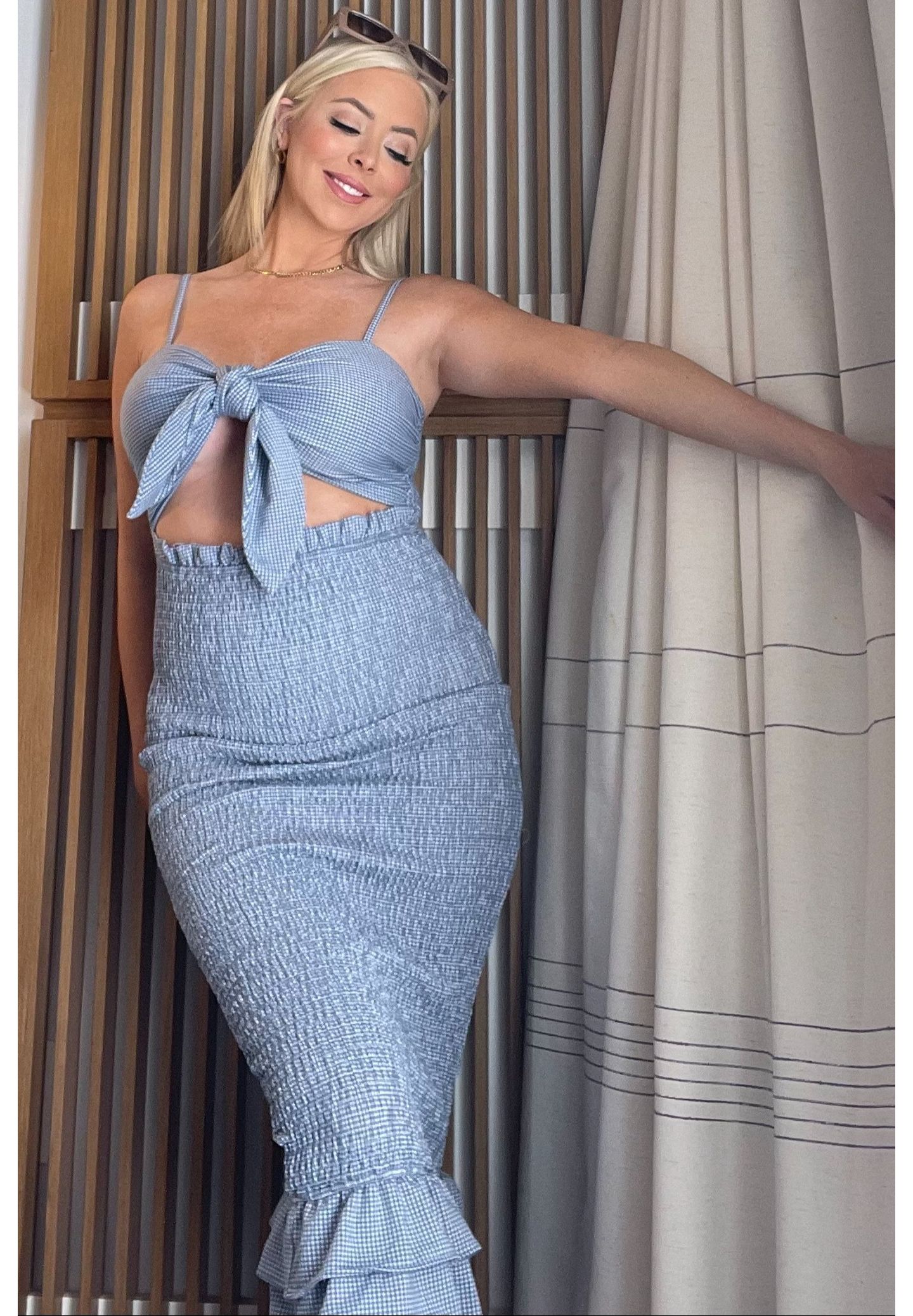 Женское платье Pinkblush Blue Gingham Print Smocked Fitted Self-Tie Midi, цвет: Синий — фото 7