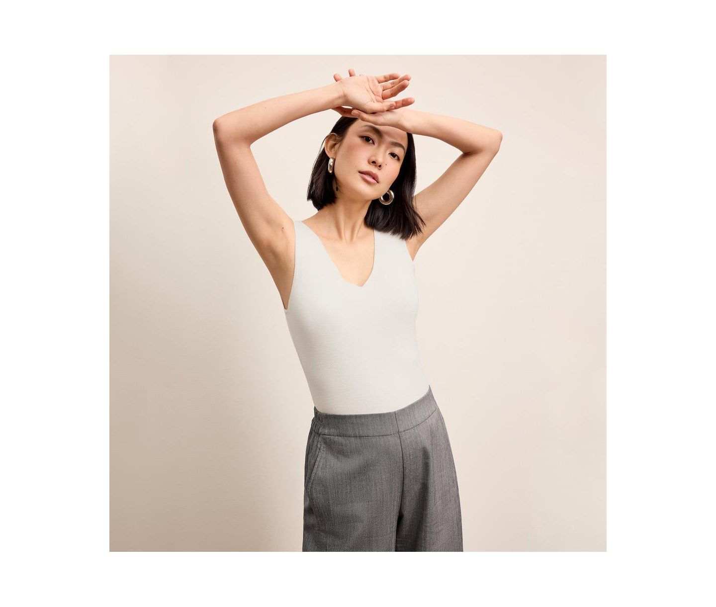 Женский топ M.M.LaFleur Alecia V-Neck - Eco 365Knit, цвет: Слоновая кость — фото 6