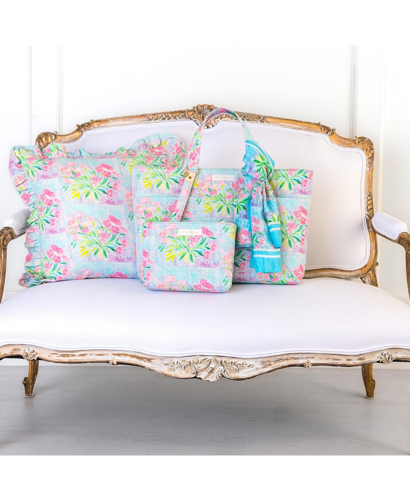 Женская сумка EVELYN & KATE Pink Peony Floral Collection- Artist Designed Quilted, Coordinating Silk Scarf/ Wrap/Sarong, Quilted Pouch and Fabric Loop Keychain Accessories, цвет: Розовый пионовый — фото 1