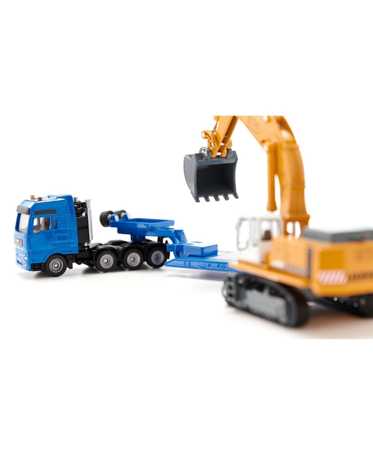 Детские игрушки Siku 1/87 Scale Liebherr 974 Excavator With Truck and Lowboy Trailer, 3-Piece Set — фото 3