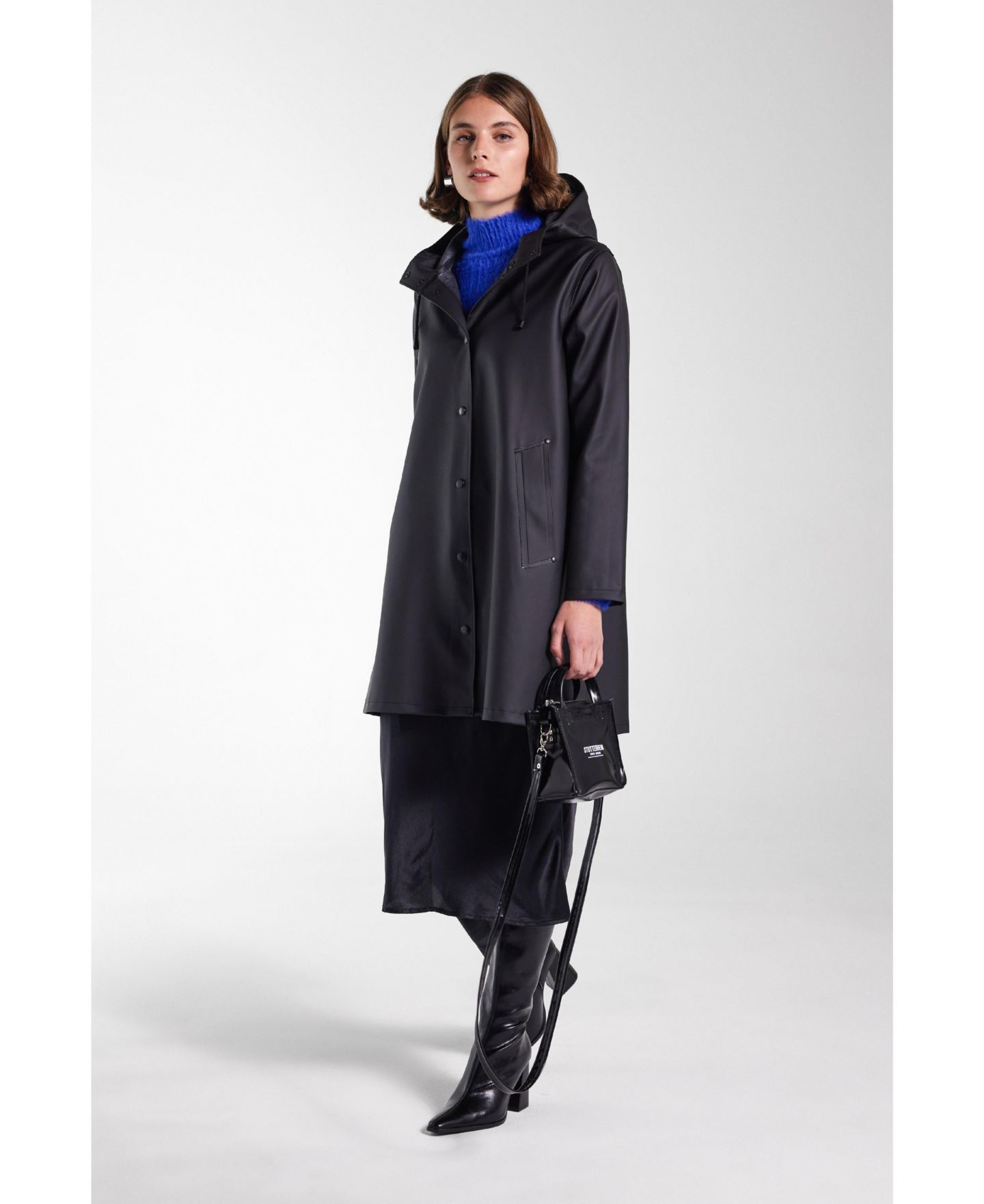 Женские куртки Stutterheim Mosebacke Hooded Long Sleeve Raincoat, цвет: Чёрный — фото 8