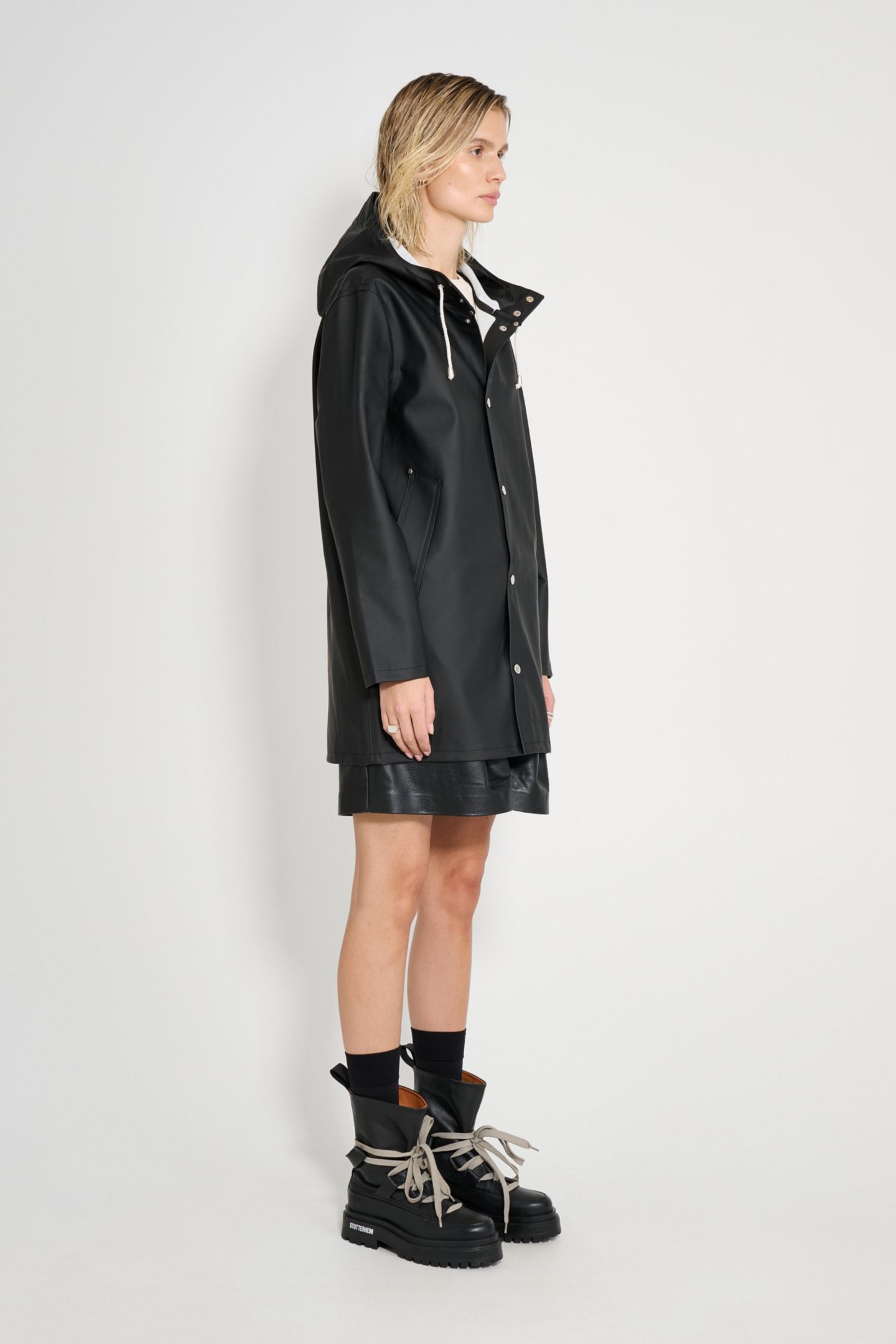 Женские куртки Stutterheim Stockholm Long Sleeve Hooded Raincoat, цвет: Чёрный — фото 3