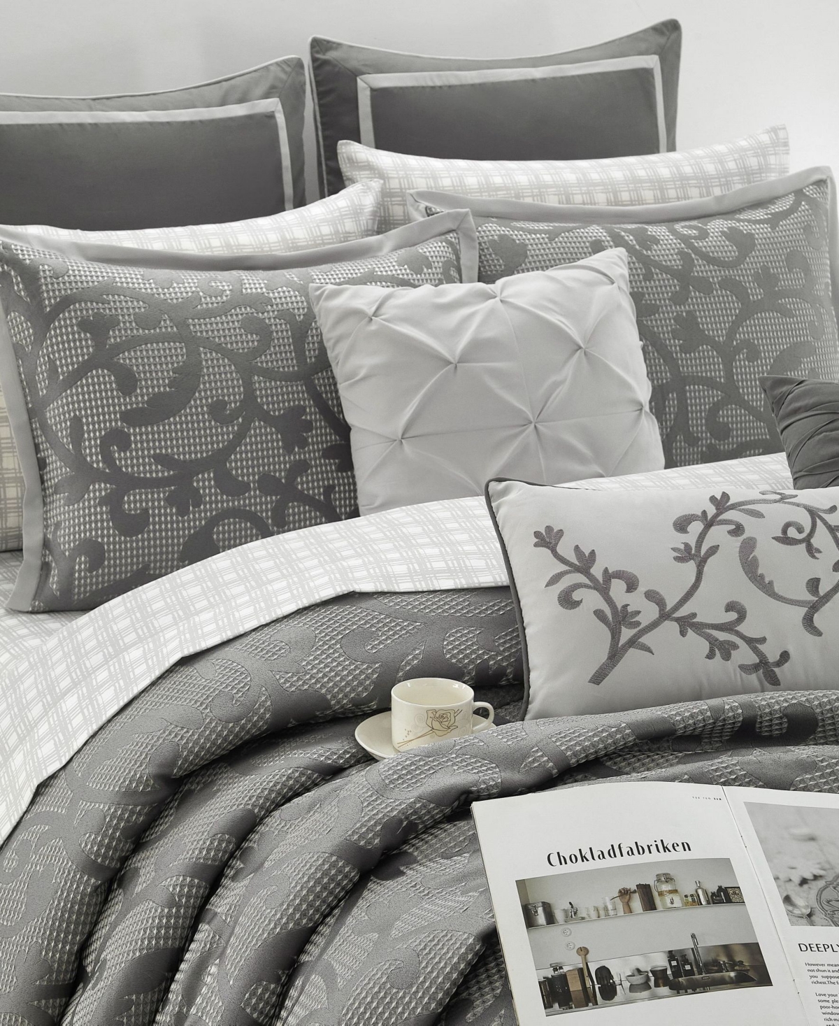 Stratford Park Johnella Paisley 14-pc. Comforter Set, California King In Gray