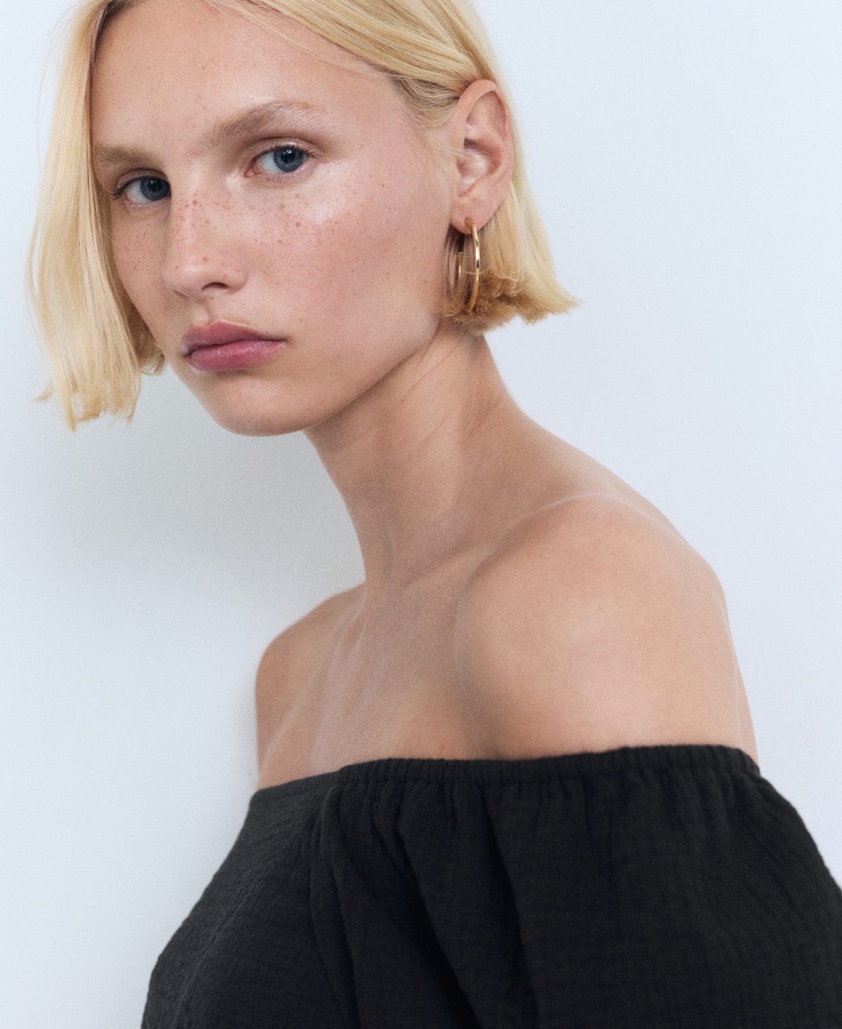 Mango Puffed Off The Shoulder Crop Top In Black