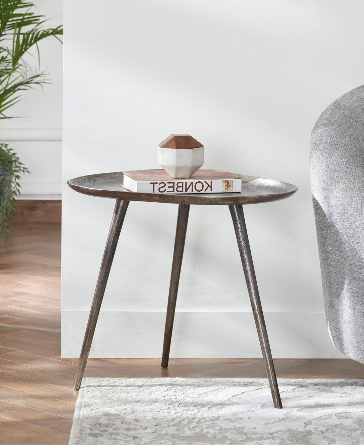 Convenience Concepts 19" Bali Metal End Table In Silver