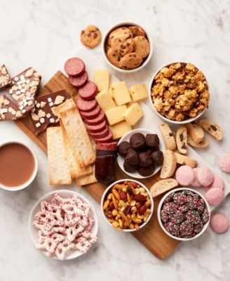 Holiday Deluxe Merrymaker Gift Basket, 14 Piece