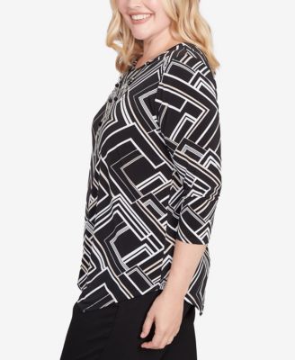 Women's Geometric Textured Top with Necklace