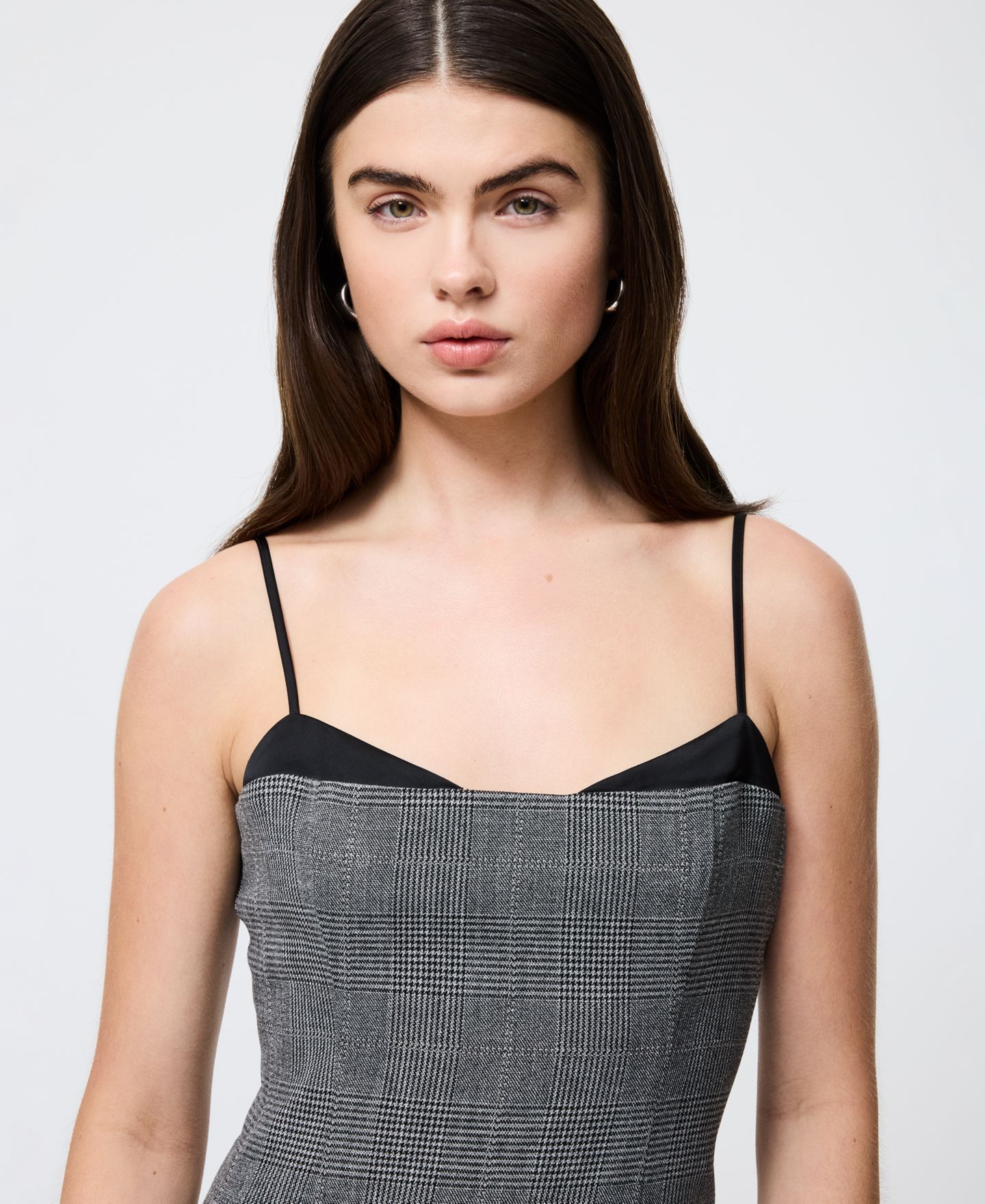 Женское платье French Connection Owen Plaid Peek-A-Boo Mini, цвет: Угольный / Чёрный — фото 6