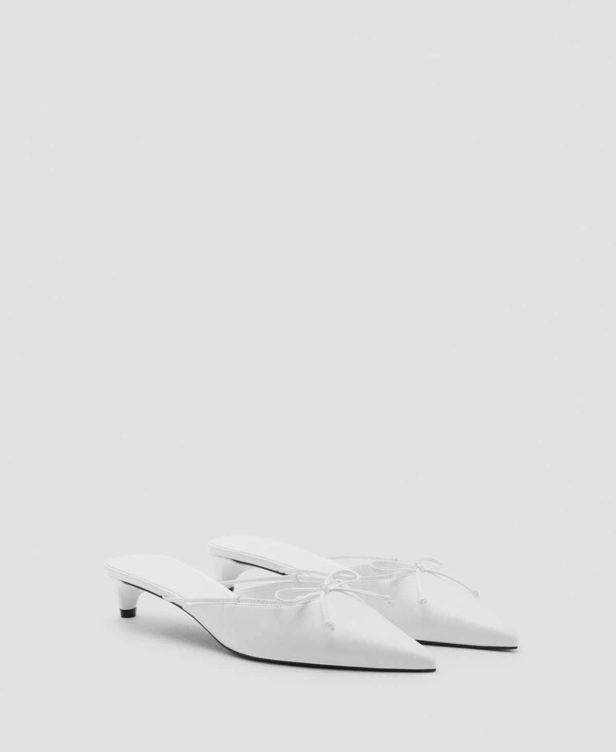 Mango Pointed Toe Pump In White
