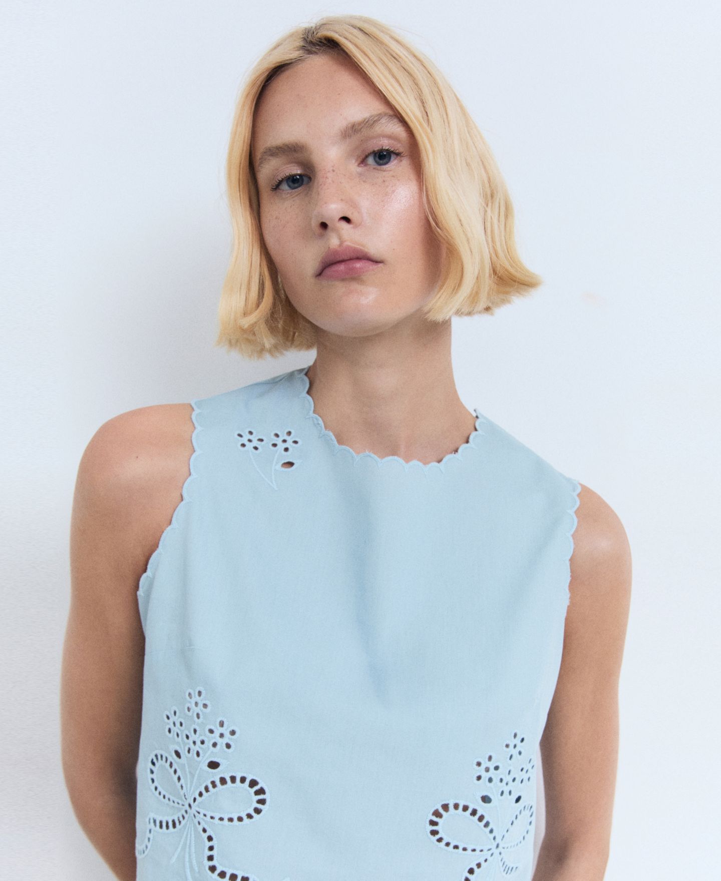 Женский топ Mango Embroidered Crop, цвет: Небесно-голубой — фото 3