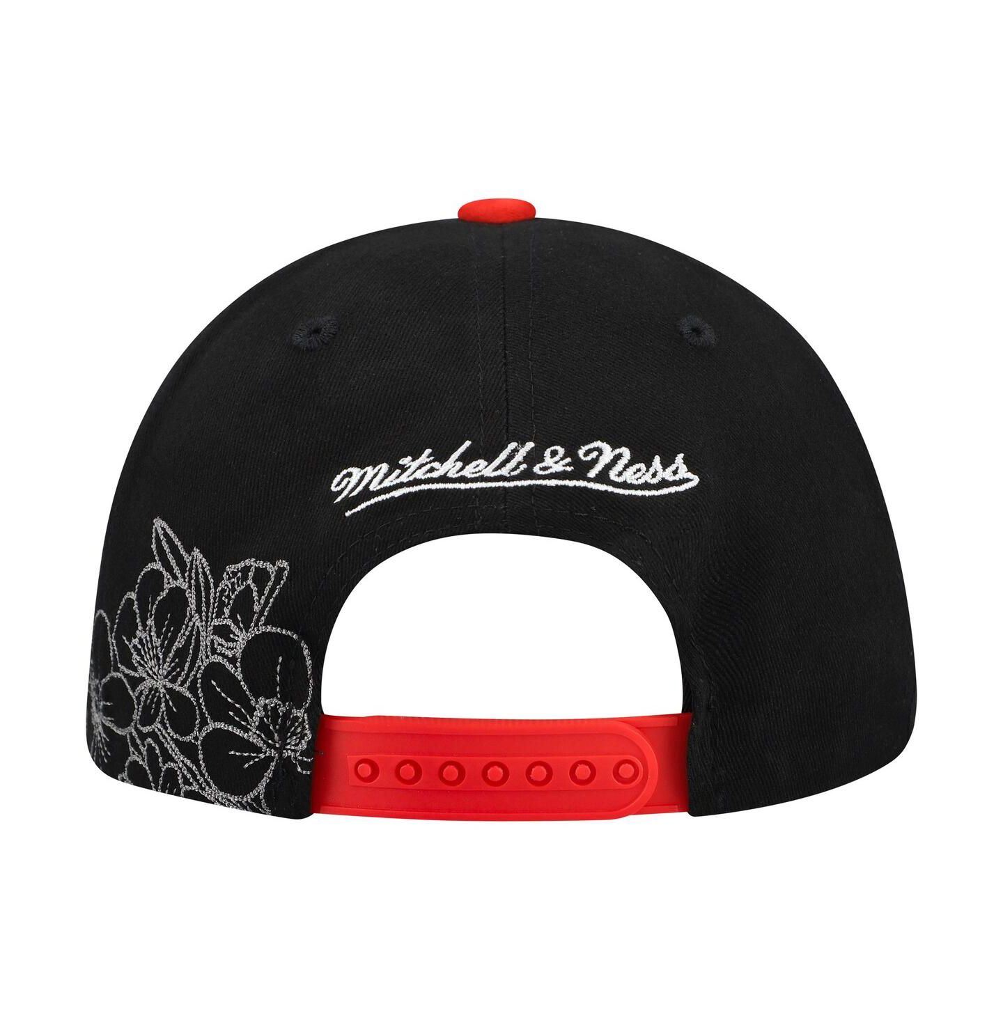 Мужская кепка Mitchell & Ness Black/Red Chicago Blackhawks May Flowers Pro Crown Adjustable Hat — фото 2