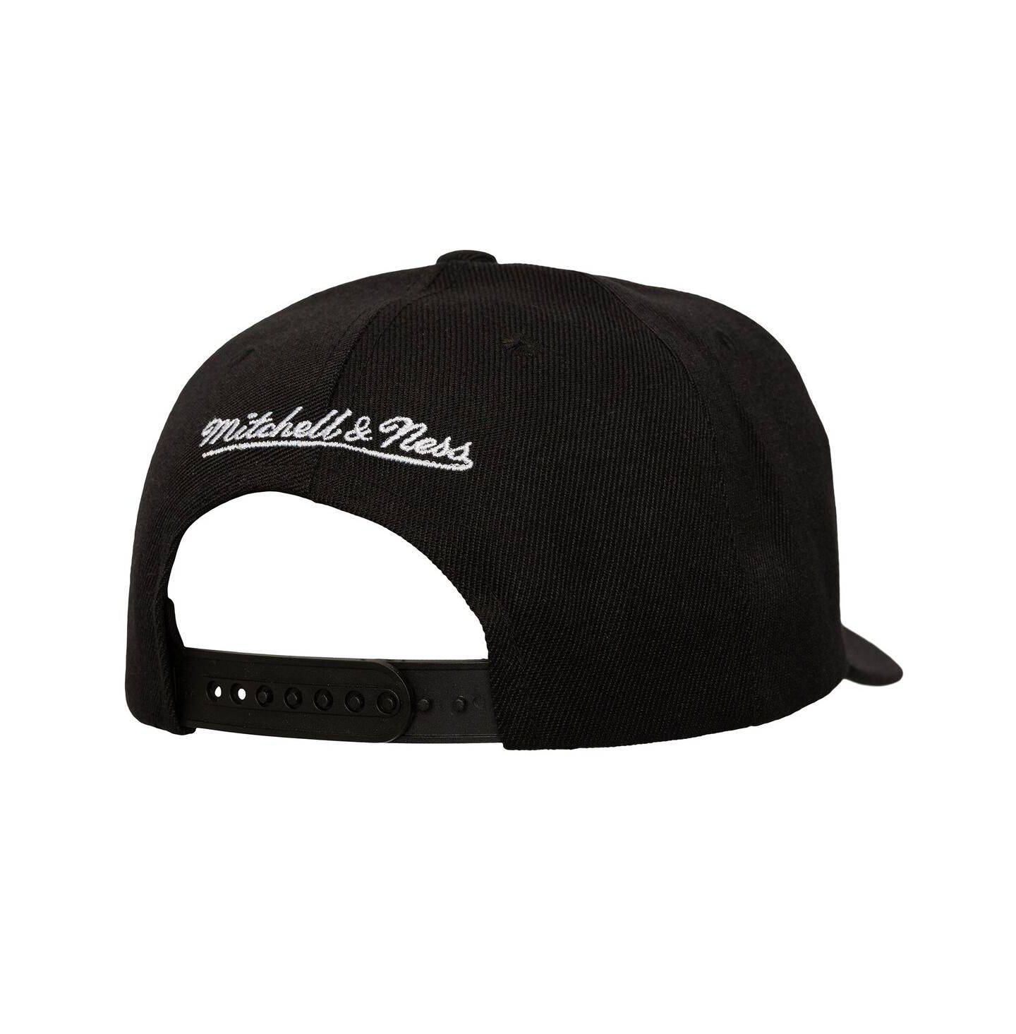 Мужская кепка Mitchell & Ness Mitchell Ness Black Golden State Warriors Busted Logo Wordmark Wrap-Around Pro Pinch Adjustable Hat — фото 3