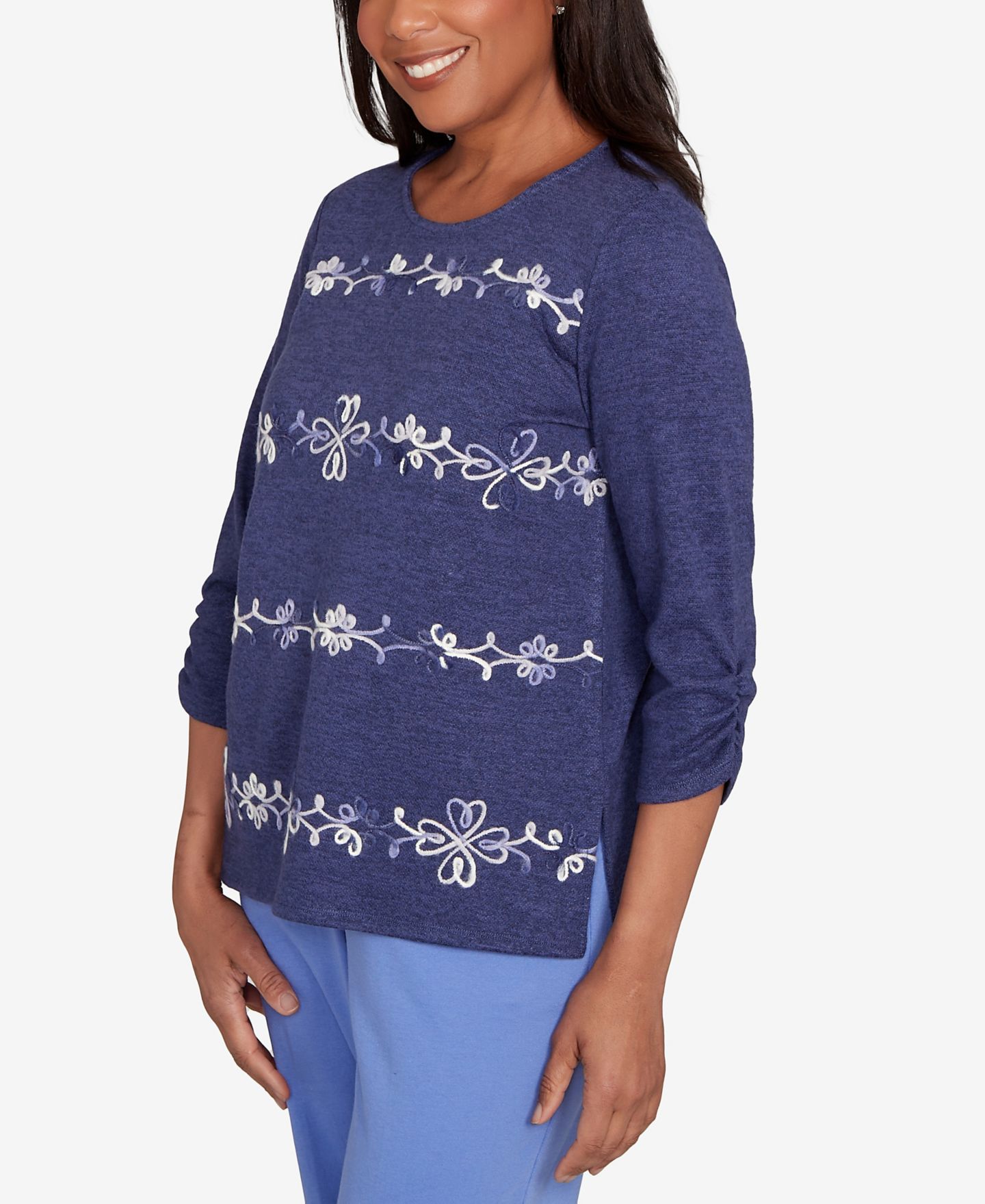 Женский топ Alfred Dunner Petite Lake Champlain Embroidered Scroll Ruched Sleeve, цвет: Iris — фото 2