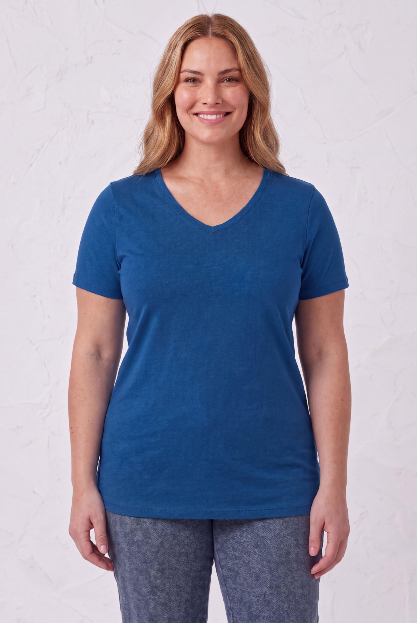 Женский топ Woman Within Within Perfect Short-Sleeve V-Neck Tunic, цвет: Яркий кобальтовый — фото 3
