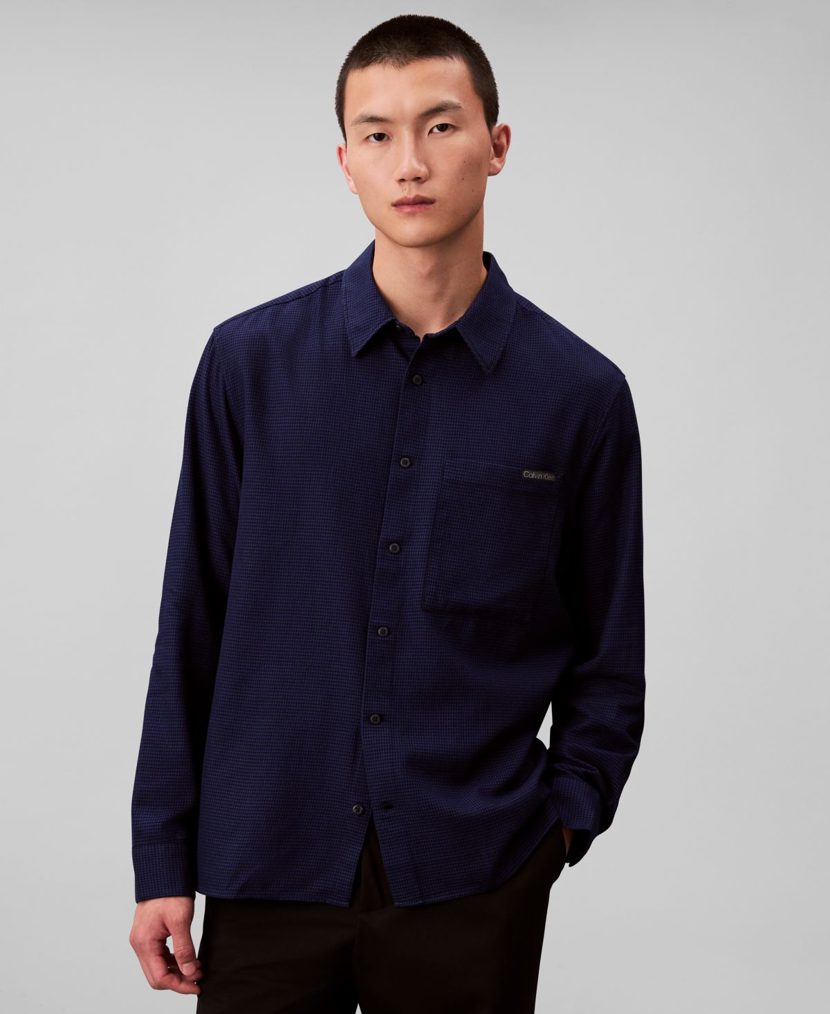 Мужская рубашка классического покроя из крашеной пряжи в 