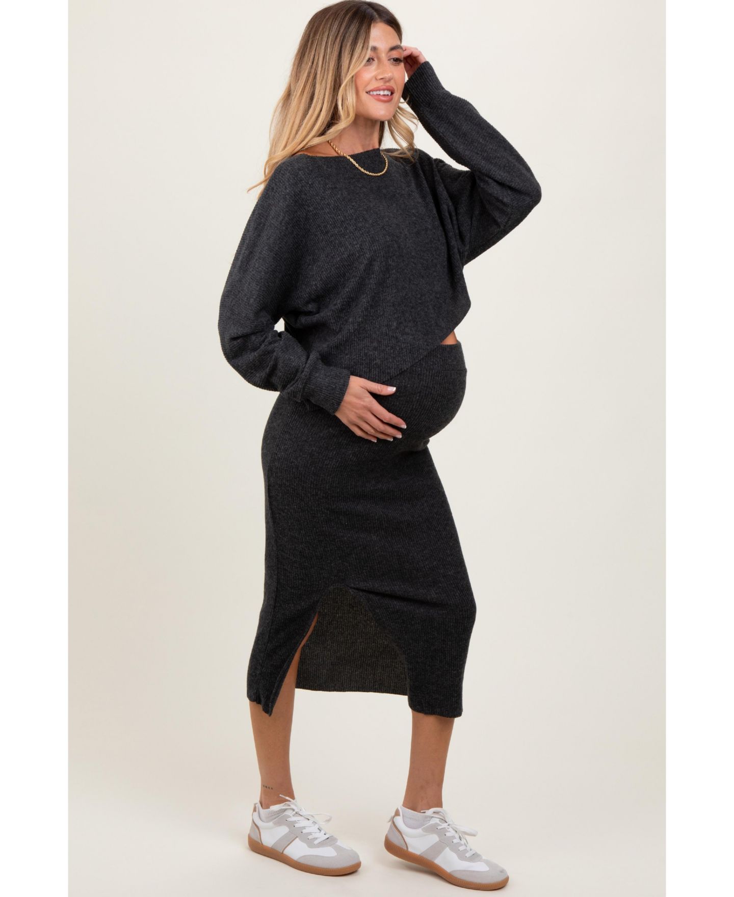 Женский комплект Pinkblush Heather Grey Ribbed Knit Asymmetric Top Midi Skirt Set, цвет: Угольный серый — фото 3