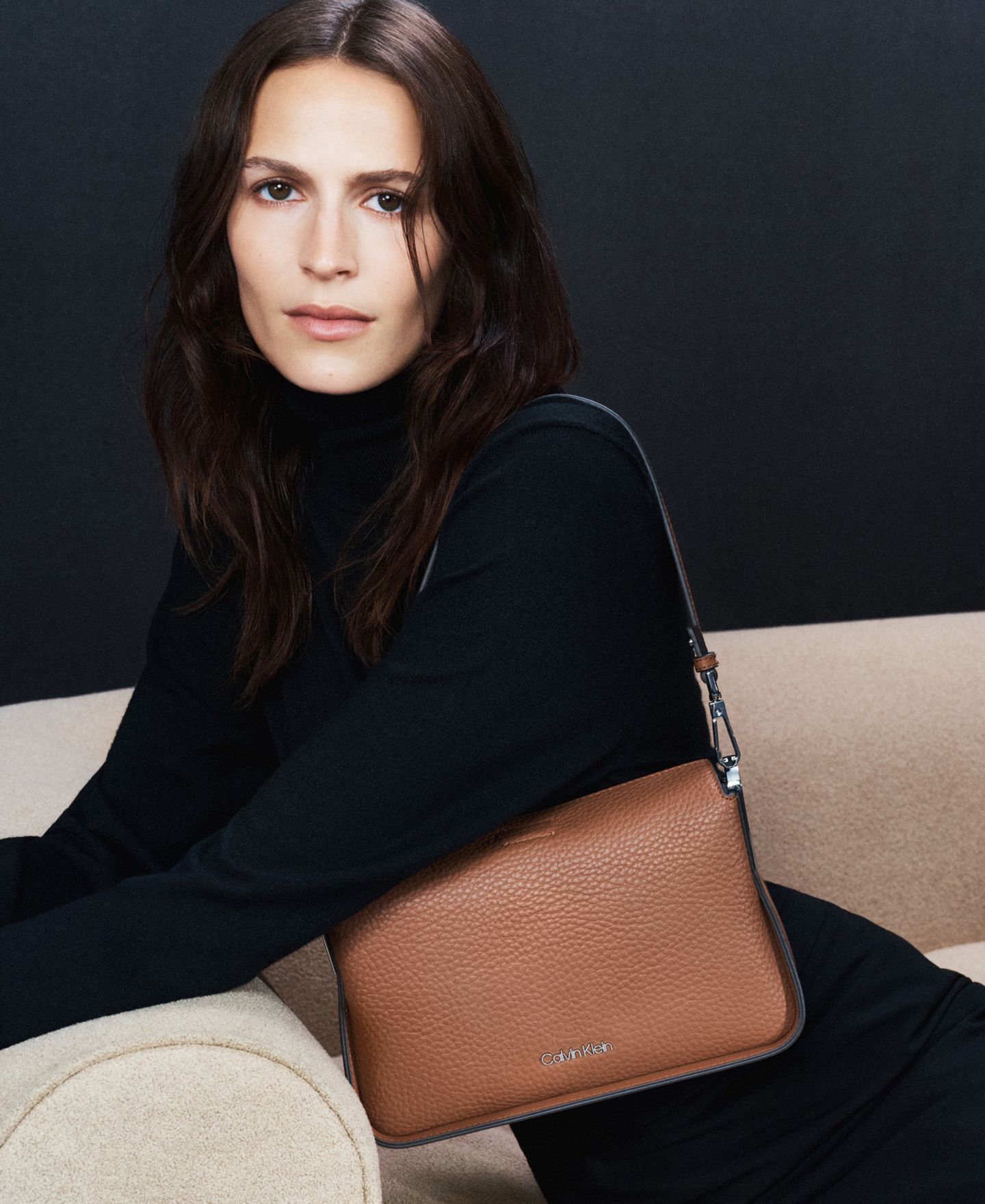 Женская сумка Calvin Klein Fay Demi Shoulder with Magnetic Top Closure, цвет: Чёрный / Серебряный — фото 6