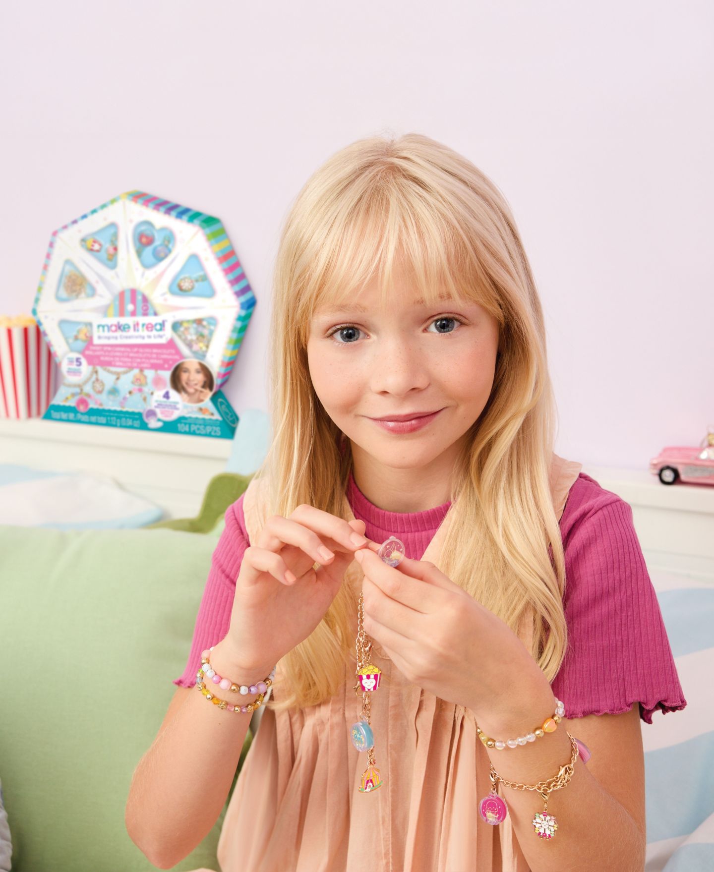 Детские игрушки Make It Real Carnival-Themed Strawberry-Scented Lip Gloss Sweet Spin 5-Piece Bracelet Set, Ages 8+, цвет: Разноцветный — фото 7