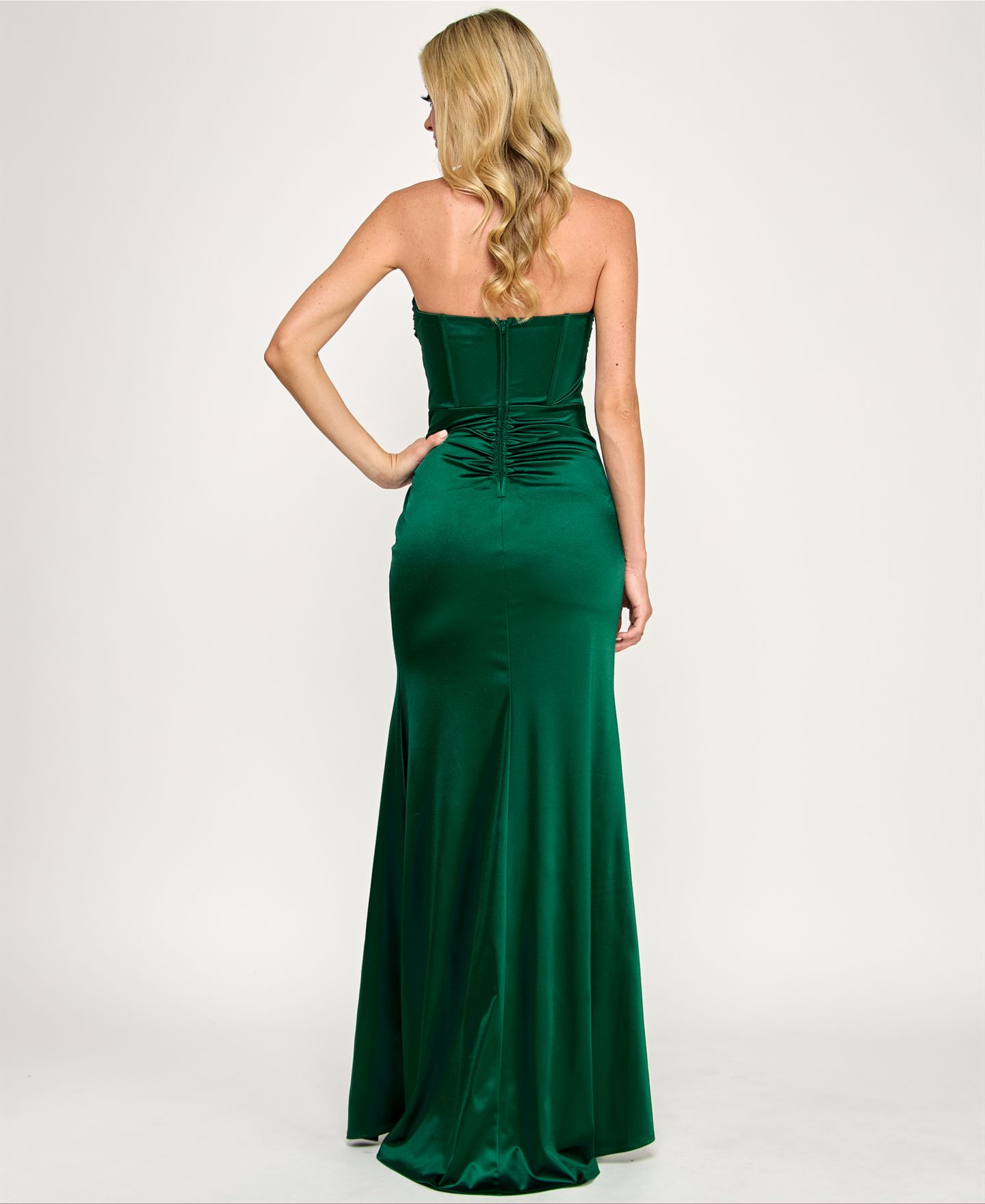 Женские платья KATIA RAE Juniors' Satin Strapless Crisscross Corset Gown with Slit, цвет: Тёмно-зелёный — фото 3