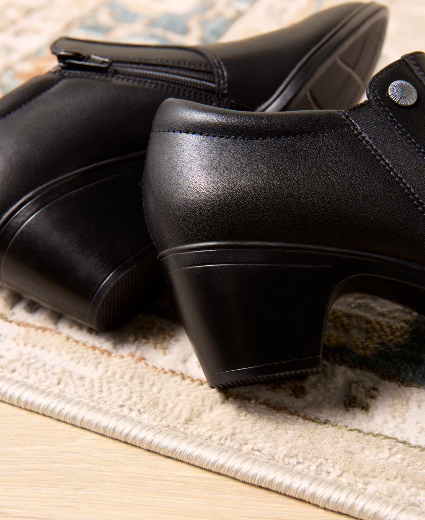Женские ботинки Clarks Emily 2 Reyna Cushioned Slip On Booties, цвет: Чёрный кожаный — фото 8