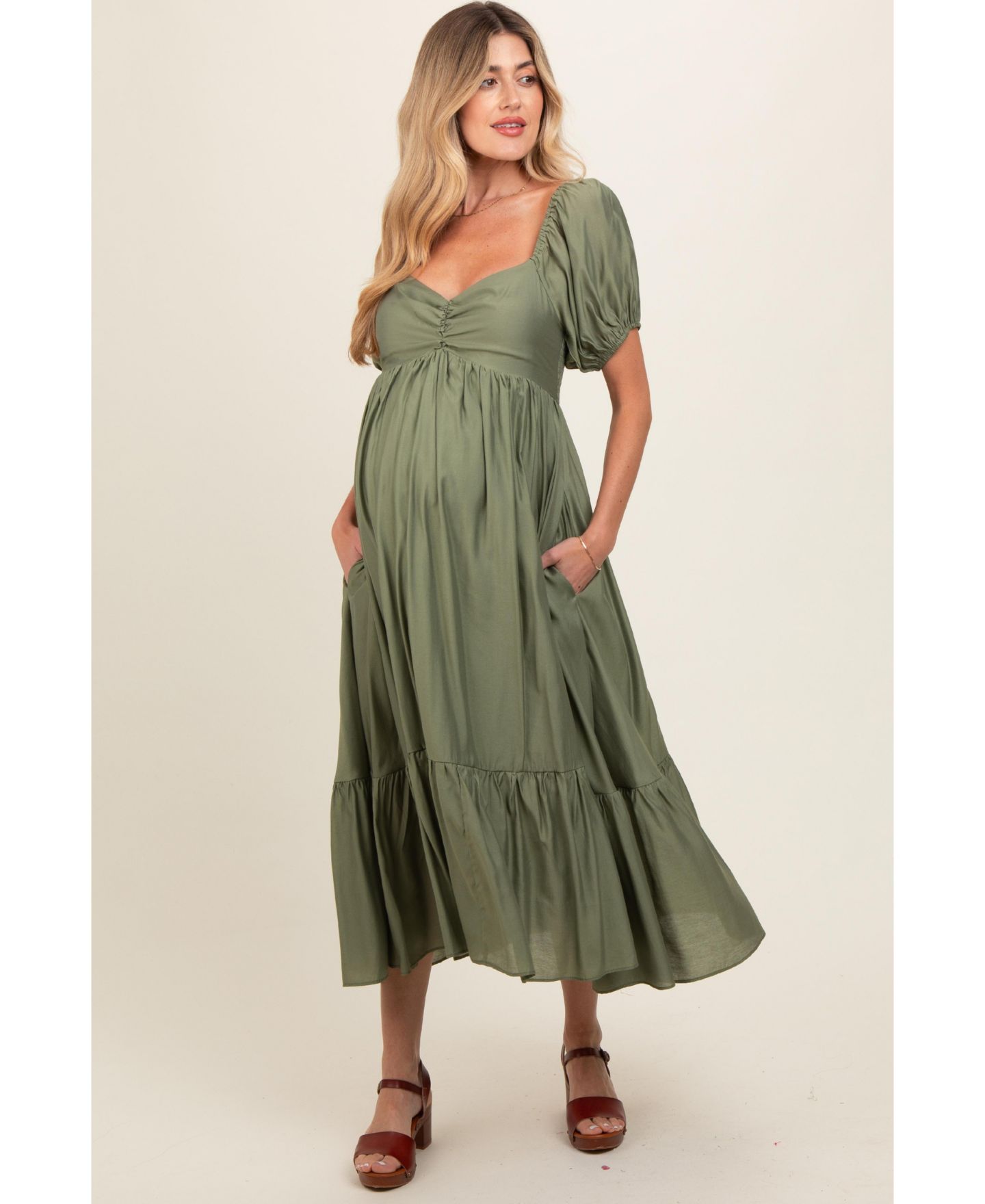 Женское платье Pinkblush Olive Ruched Sweetheart Neck Tiered Midi, цвет: Оливковый зелёный — фото 1