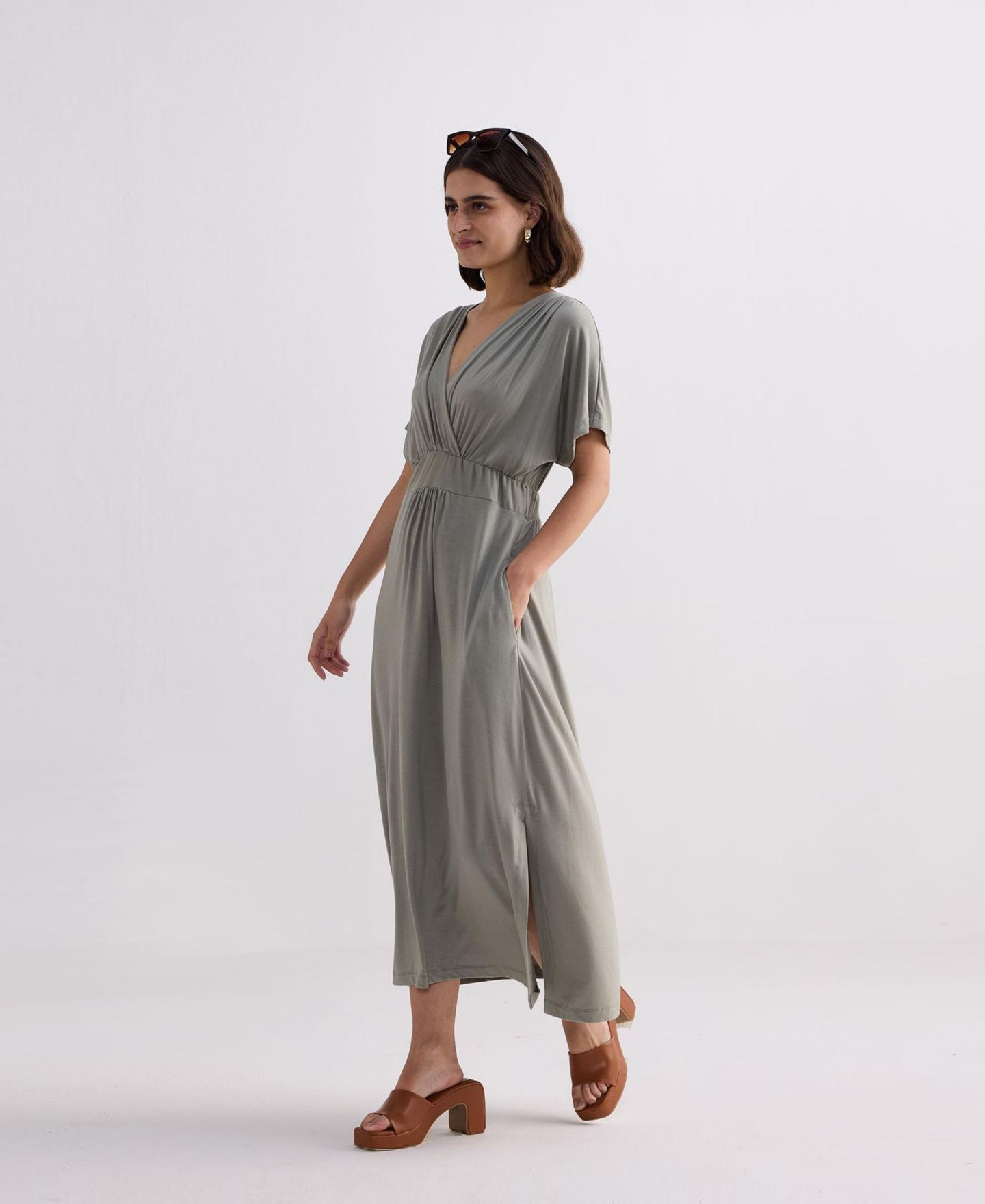 Женское платье Reistor FLowy A-Line Maxi Dress with Side Slits in Light Olive, цвет: Зелёный — фото 3