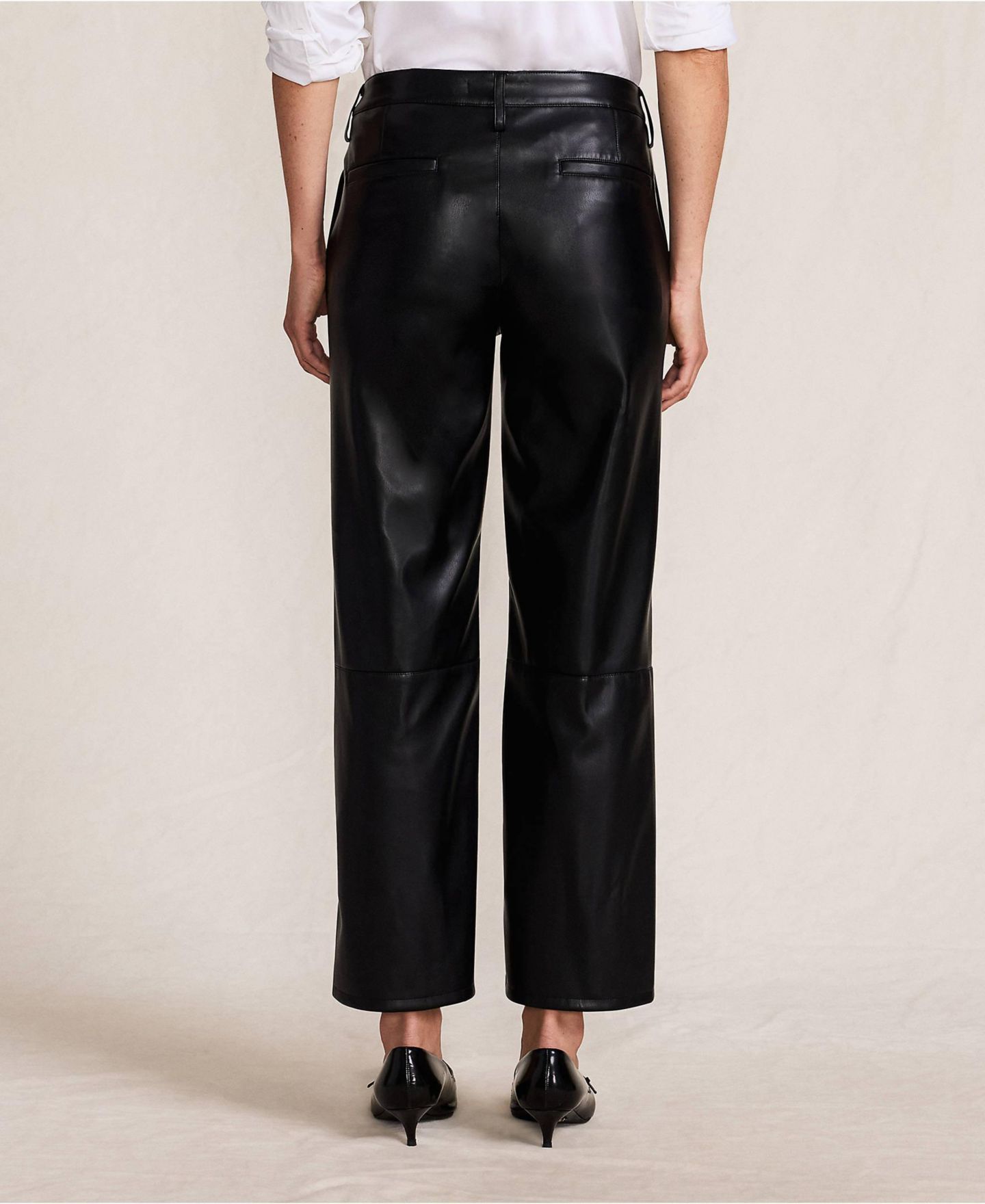Женские брюки Lands' End Women Faux Leather Mid Rise Relaxed Straight Leg Crop Pants, цвет: Чёрный — фото 2